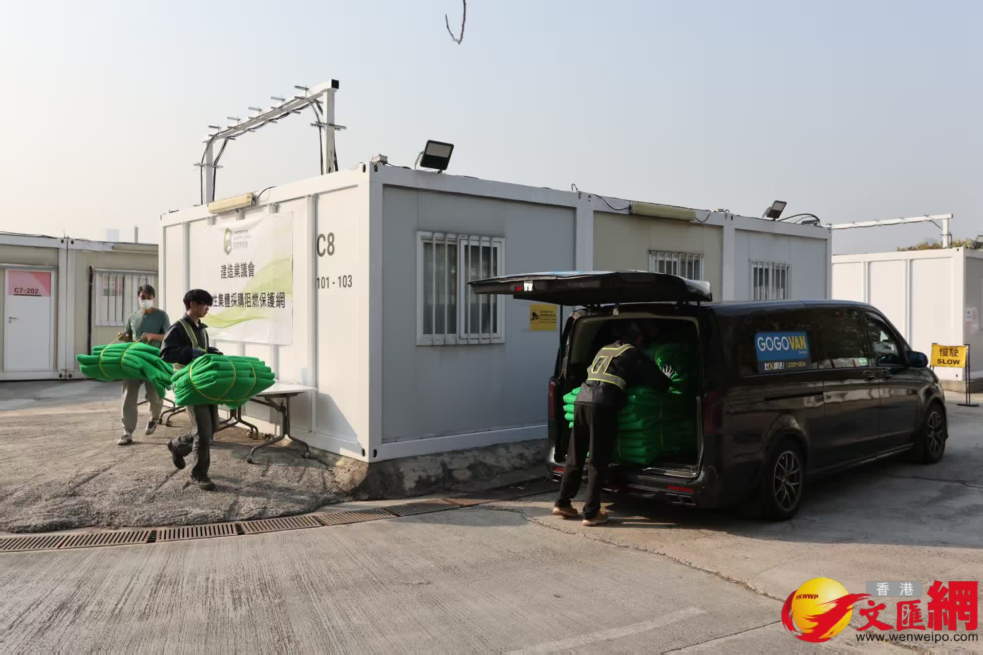 建造業議會首批3000張棚網集體採購到港，阻燃測試全部合格。（香港文匯報攝影部黃艾力）