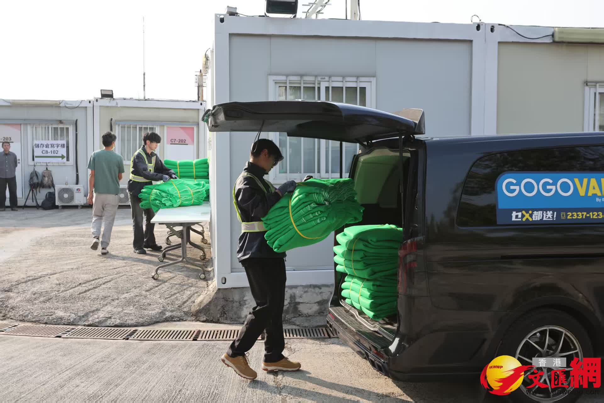 建造業議會首批3000張棚網集體採購到港，阻燃測試全部合格。（香港文匯報攝影部黃艾力）