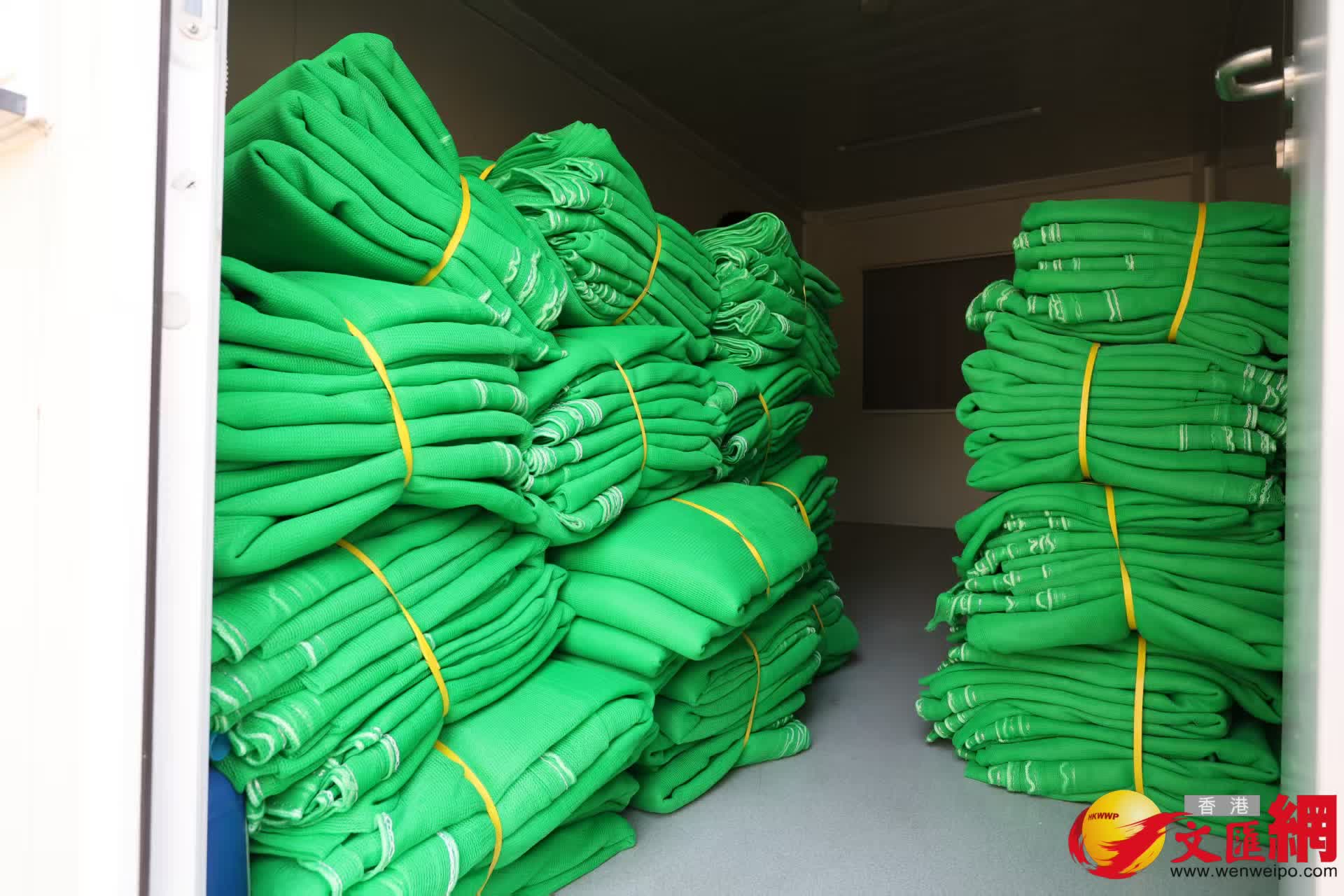 建造業議會首批3000張棚網集體採購到港，阻燃測試全部合格。（香港文匯報攝影部黃艾力）