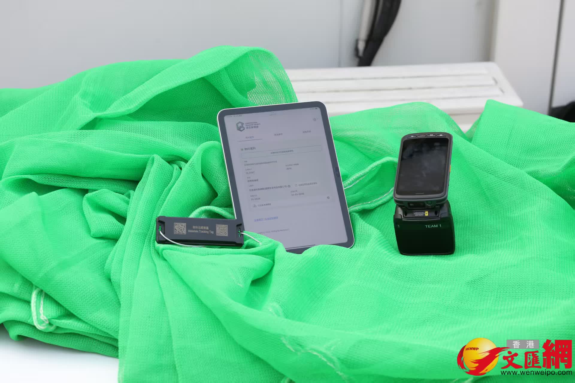 建造業議會首批3000張棚網集體採購到港，阻燃測試全部合格。（香港文匯報攝影部黃艾力）