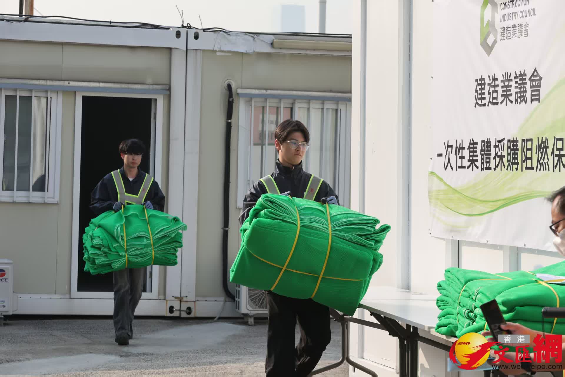 建造業議會首批3000張棚網集體採購到港，阻燃測試全部合格。（香港文匯報攝影部黃艾力）