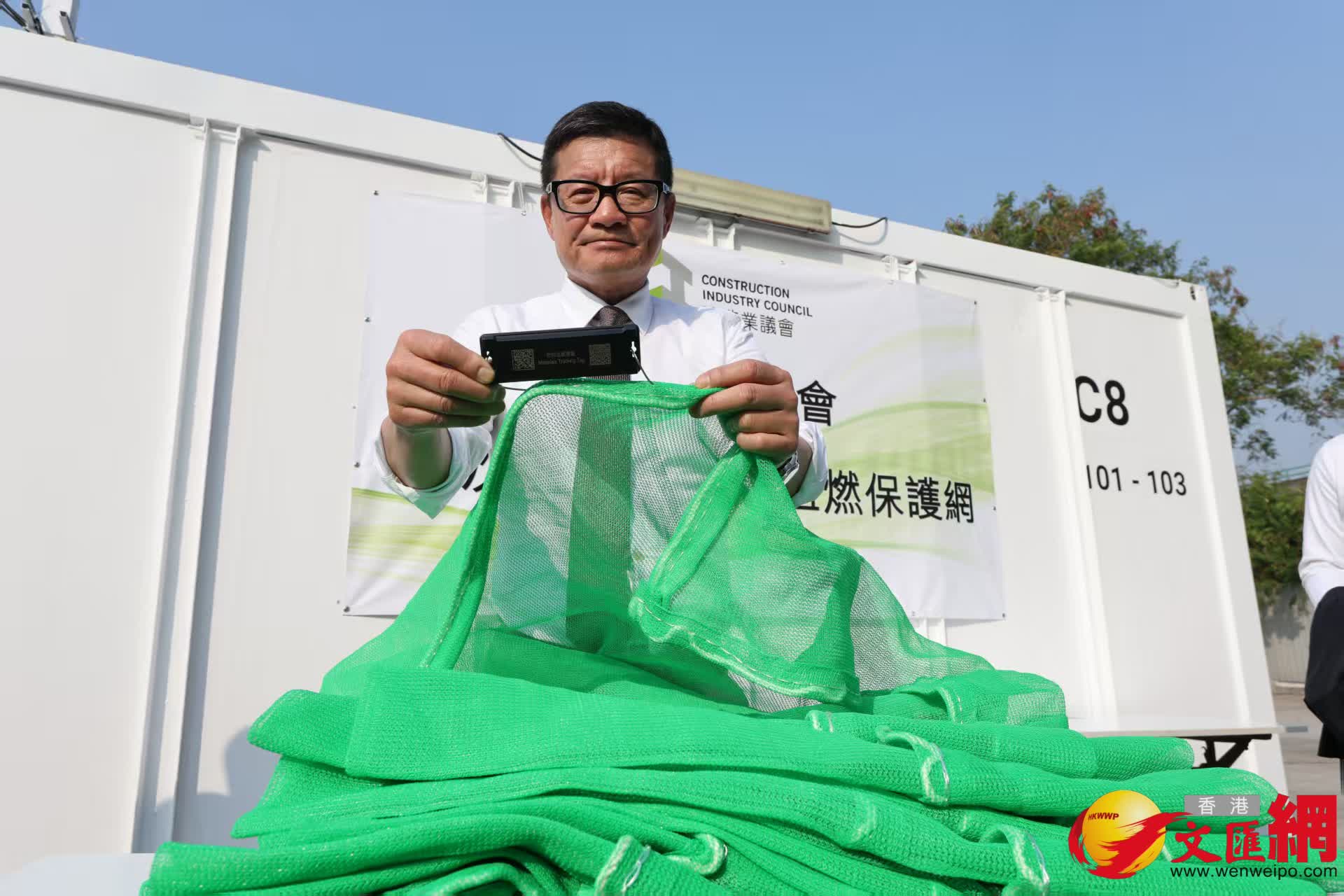 建造業議會首批3000張棚網集體採購到港，阻燃測試全部合格。（香港文匯報攝影部黃艾力）