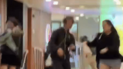 （有片）持刀男屯門市廣場挾持女子　警刀下救人開2槍擊中疑犯