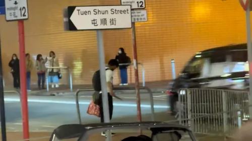 (有片)屯門市廣場開槍│途人驚慌逃避刀手  刀手緊箍女子揮刀被警開槍擊斃