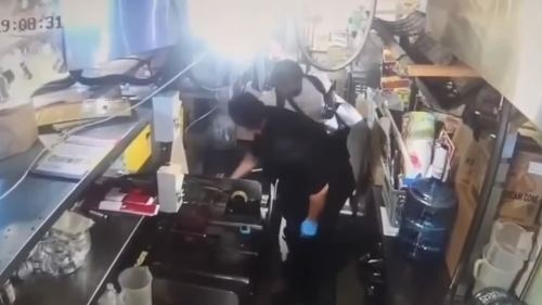 (有片 ) 屯門市廣場開槍│越南籍男疑犯身藏懷疑冰毒及伸縮棍