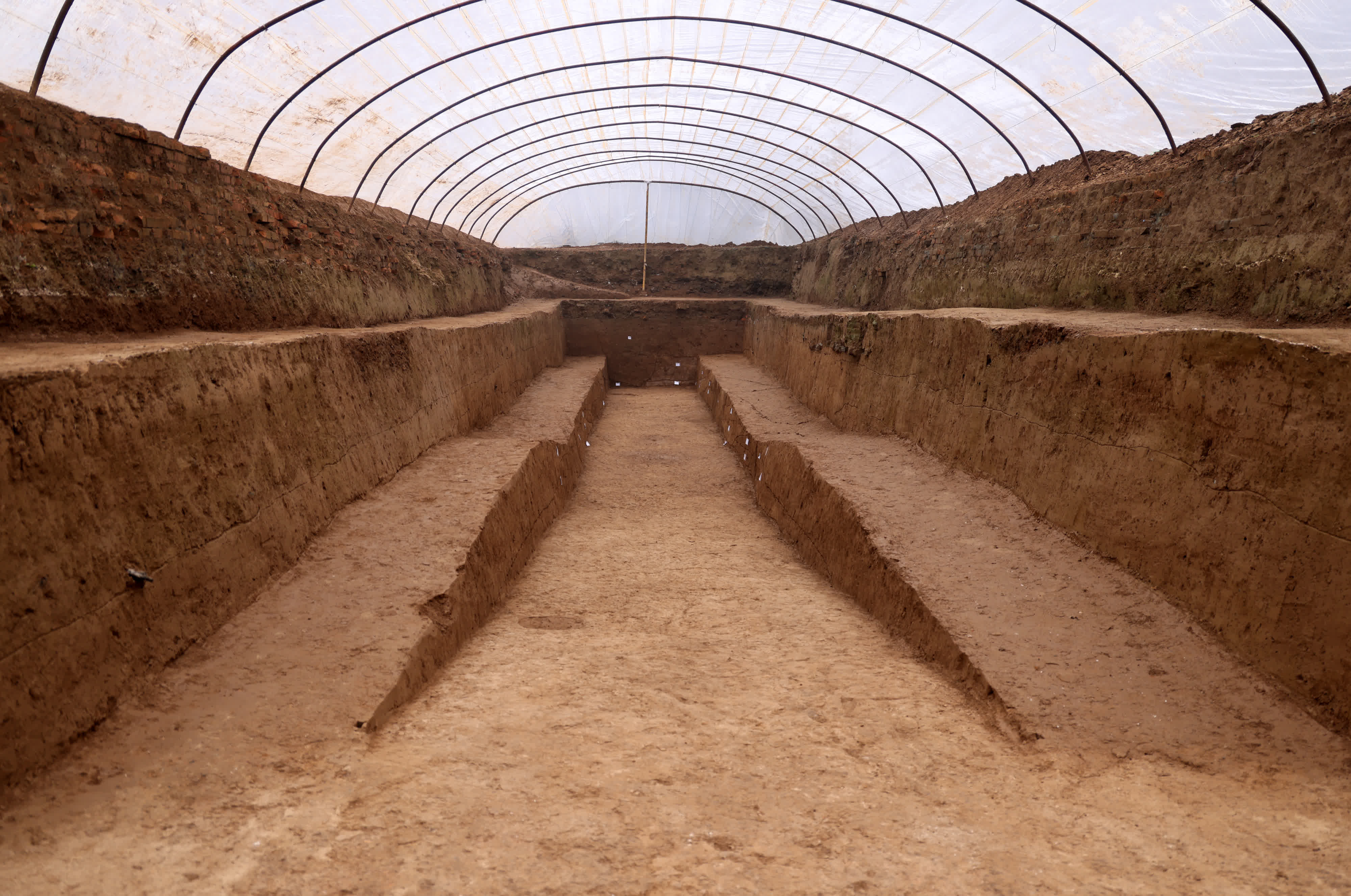 這是秦阿房宮前殿遺址發掘現場（資料照片）。新華社