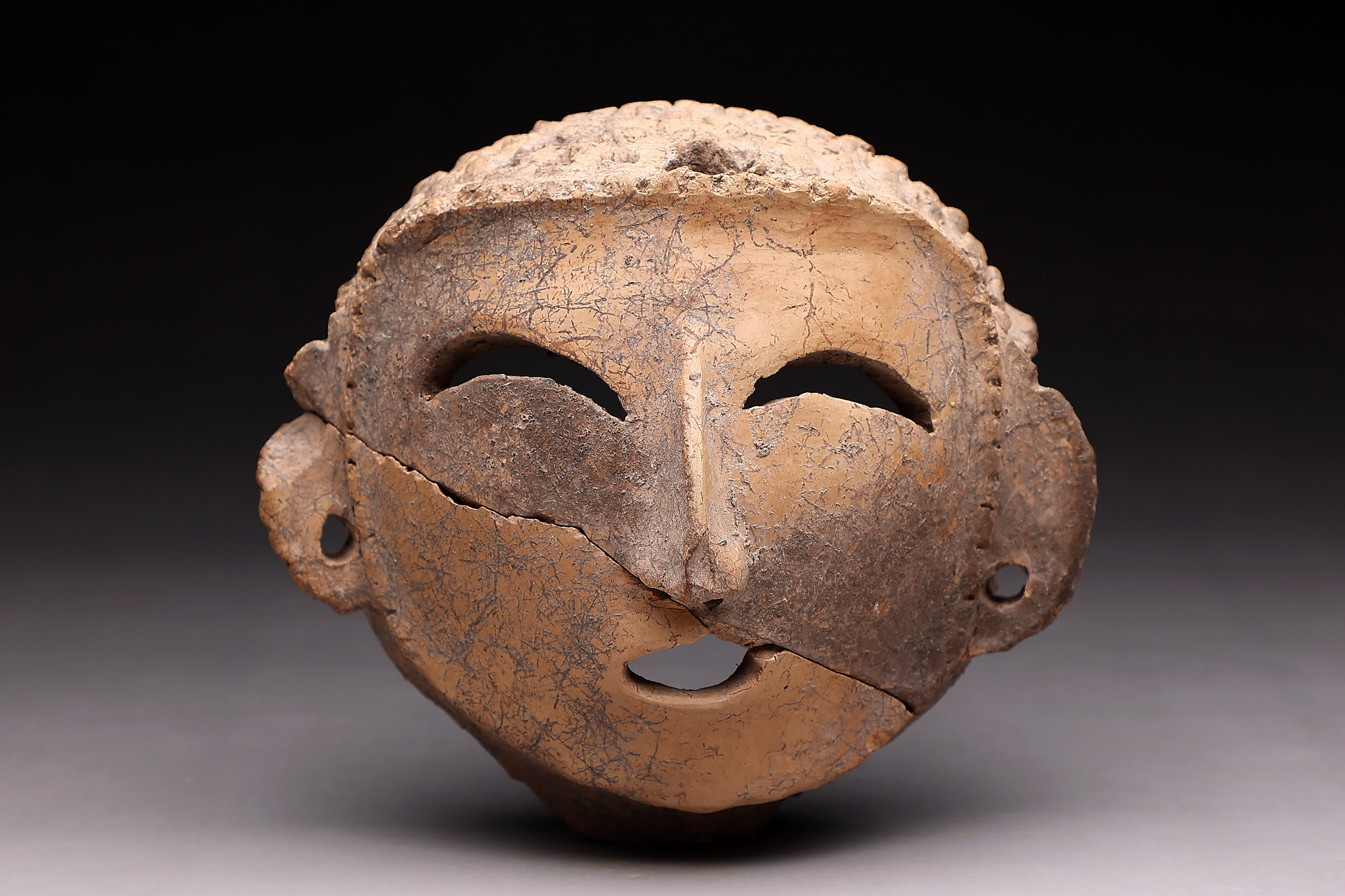 這是渭南蔣家遺址出土的人面像陶器（資料照片）。新華社