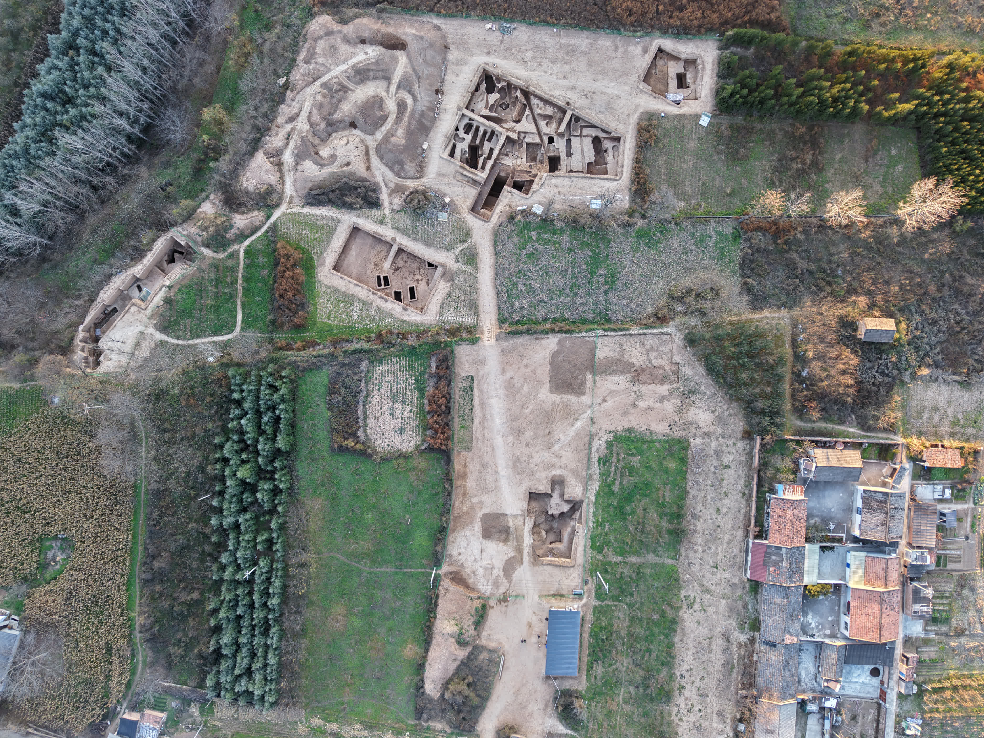 這是寶雞鳳縣梁鹿坪遺址發掘現場（無人機照片，資料照片）。新華社