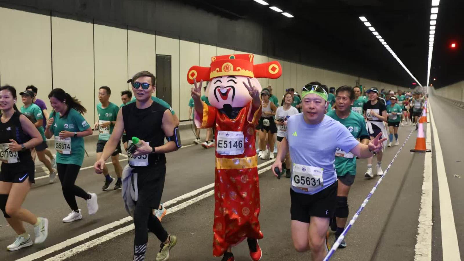 （多圖）渣馬 | 跑手扮鬼扮「馬」　超人、財神齊上陣