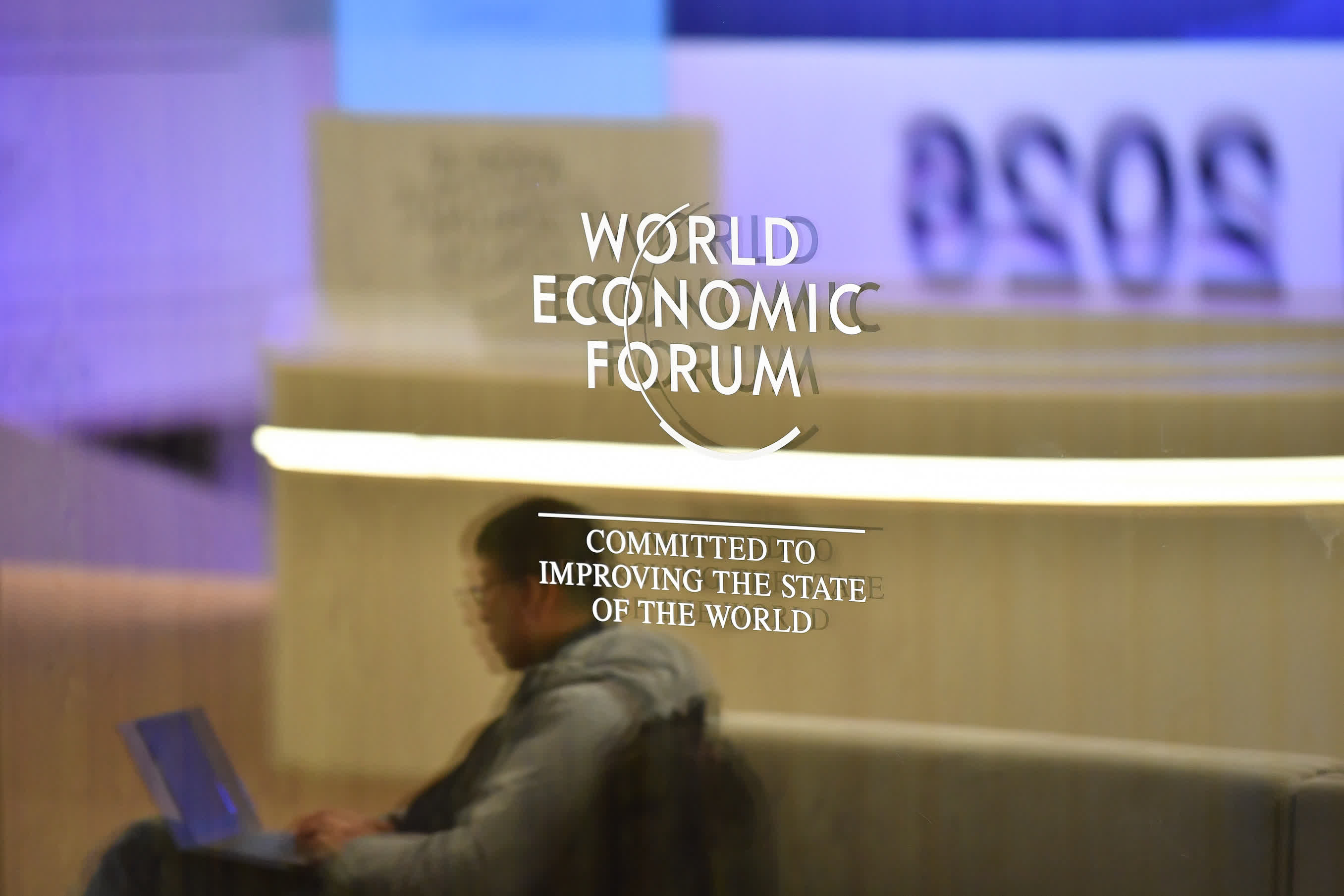 這是1月18日在瑞士達沃斯拍攝的世界經濟論壇標識。（新華社）