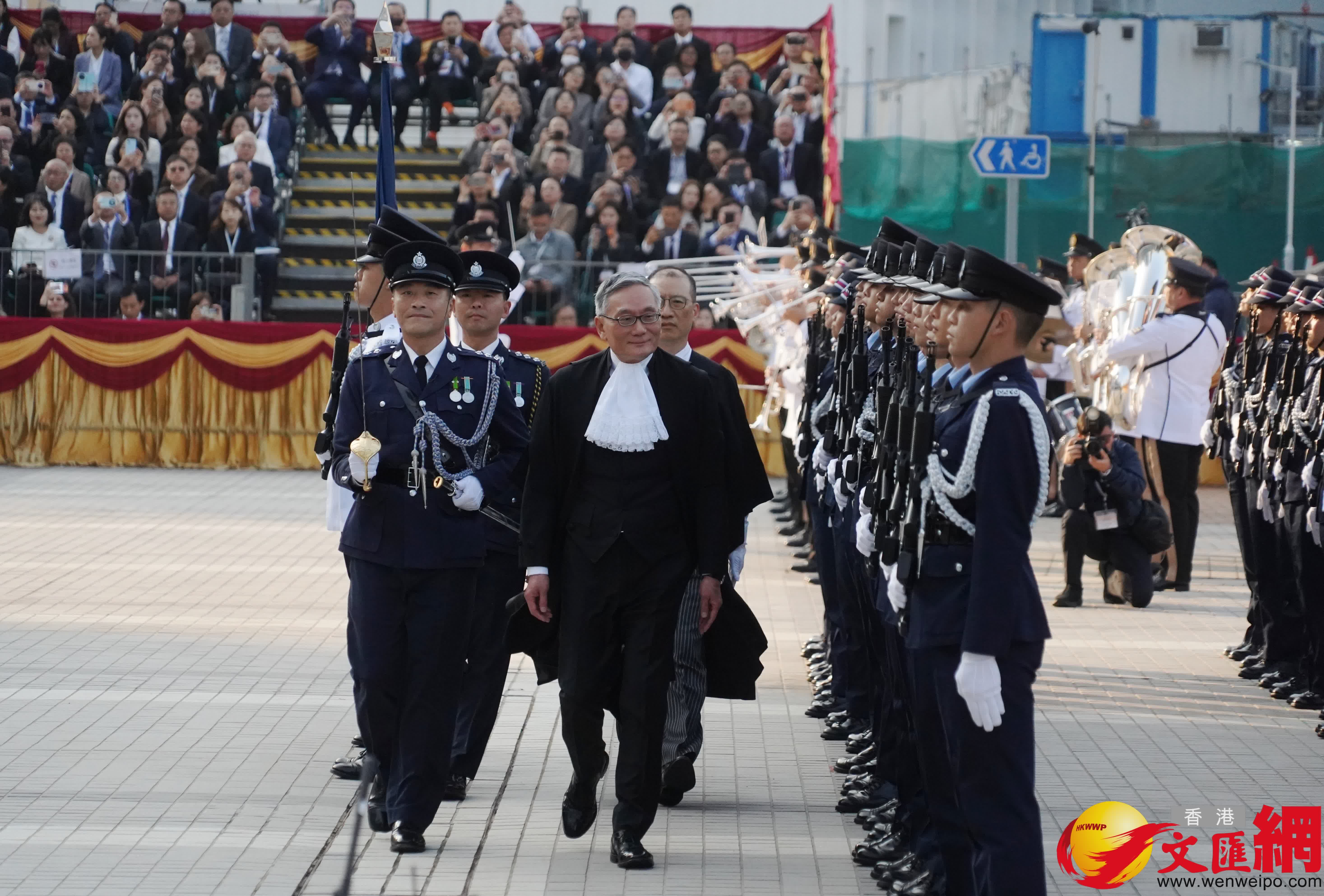 典禮開始前，終審法院首席法官張舉能在愛丁堡廣場檢閱香港警察儀仗隊。（香港文匯報記者曾興偉攝）