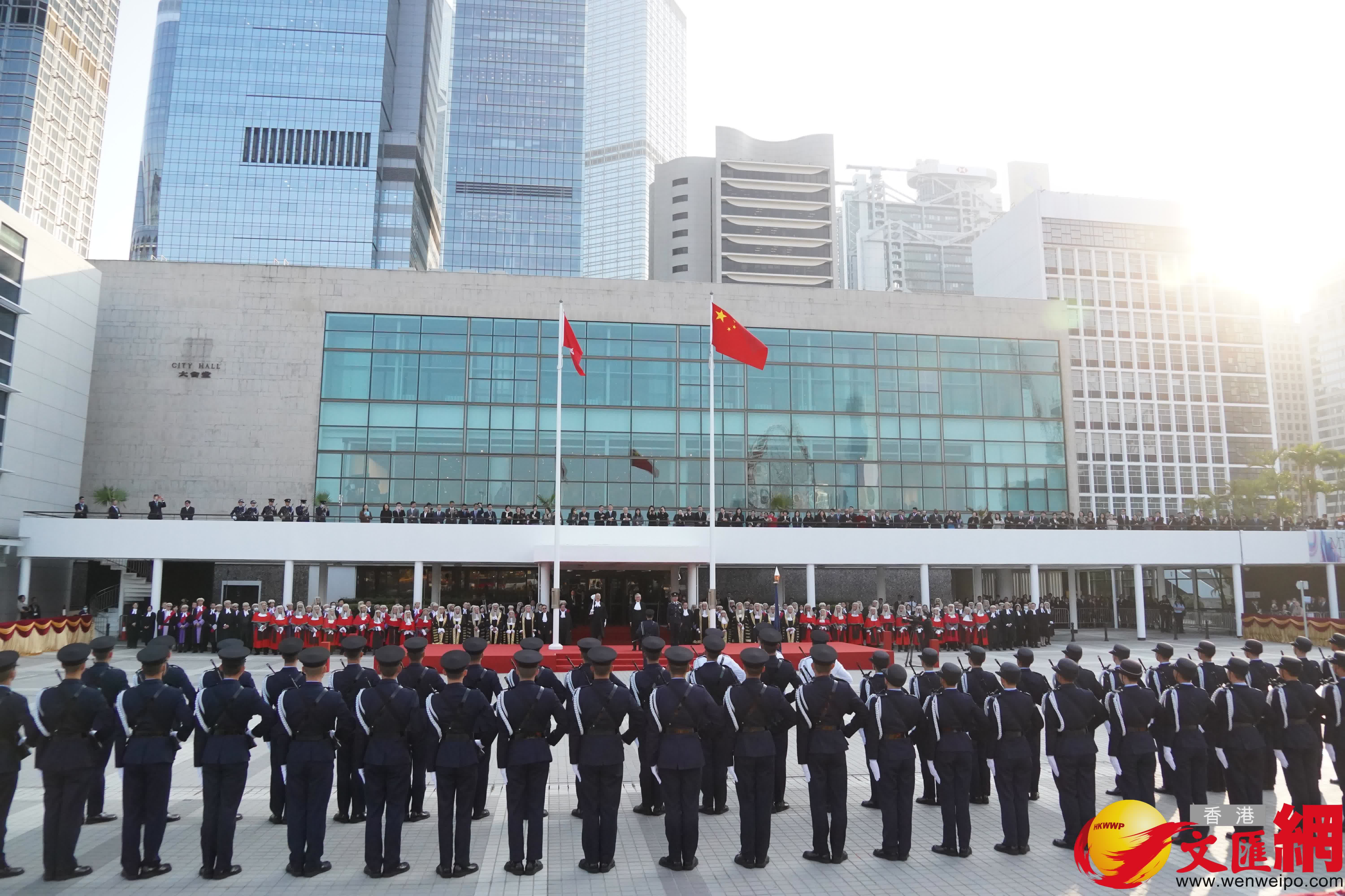 典禮開始前，終審法院首席法官張舉能在愛丁堡廣場檢閱香港警察儀仗隊。（香港文匯報記者曾興偉攝）
