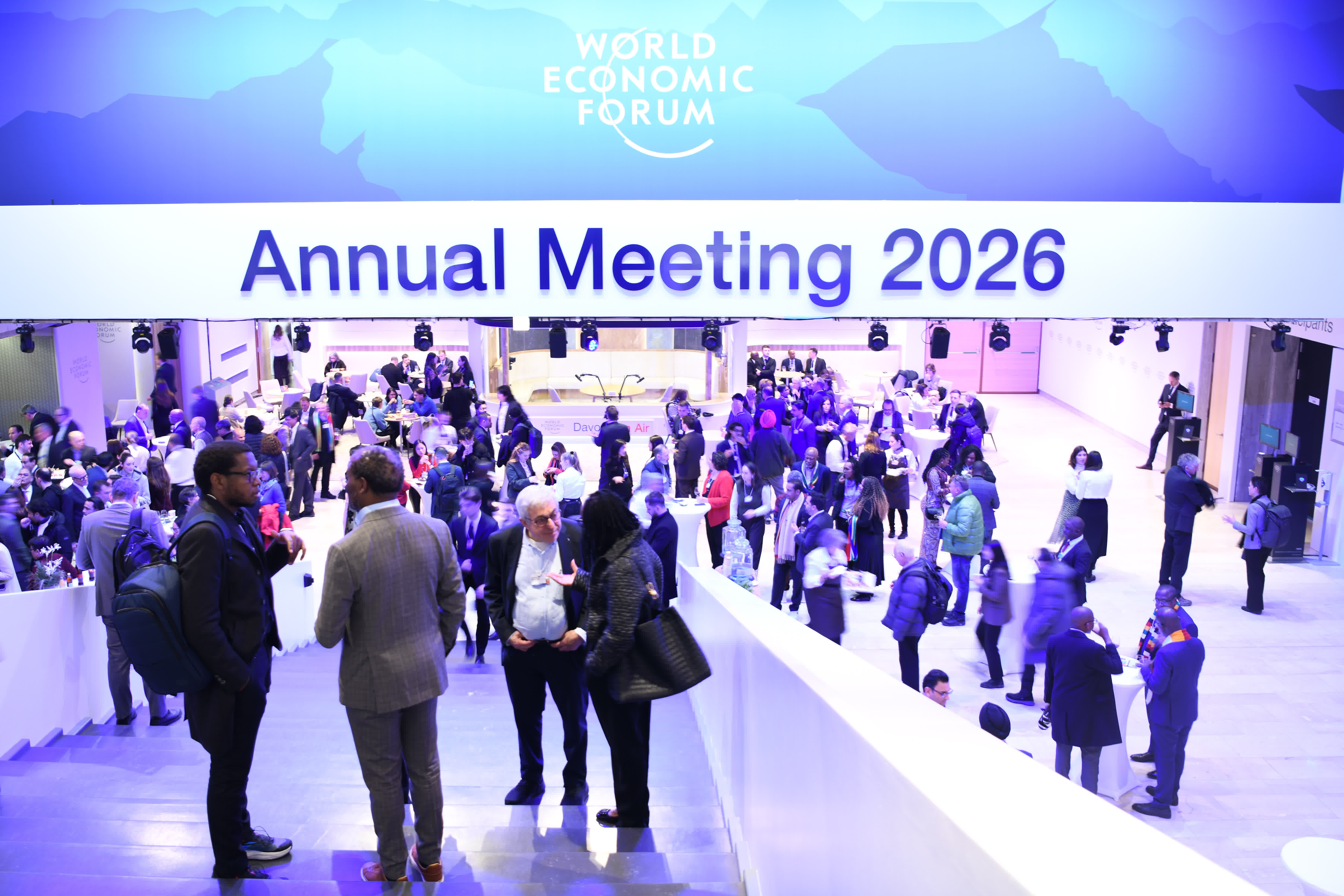 1月19日晚，在瑞士達沃斯，人們參加世界經濟論壇2026年年會歡迎招待會。（新華社）