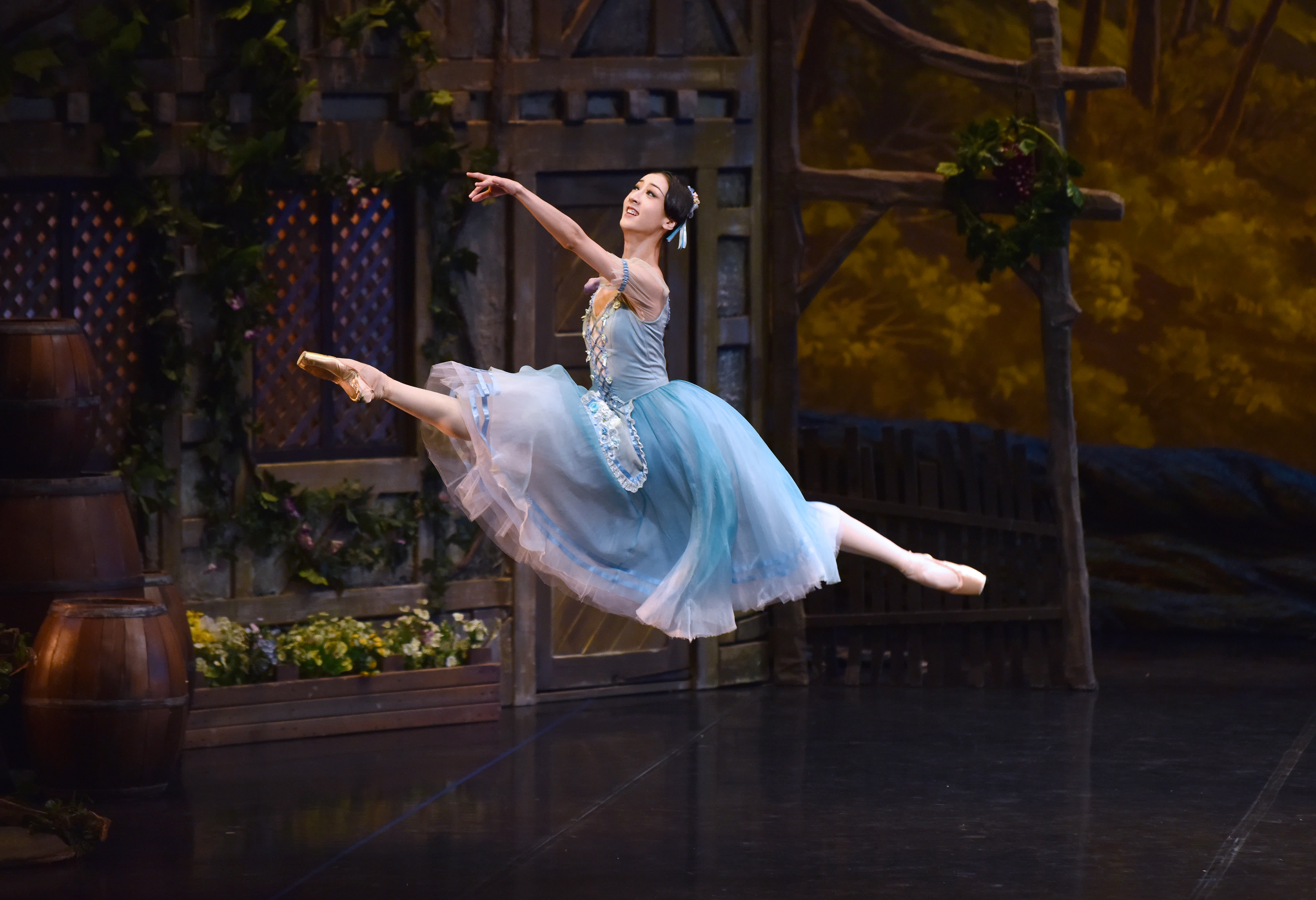 1月20日，中央芭蕾舞團演員在表演舞劇《吉賽爾》。（新華社）