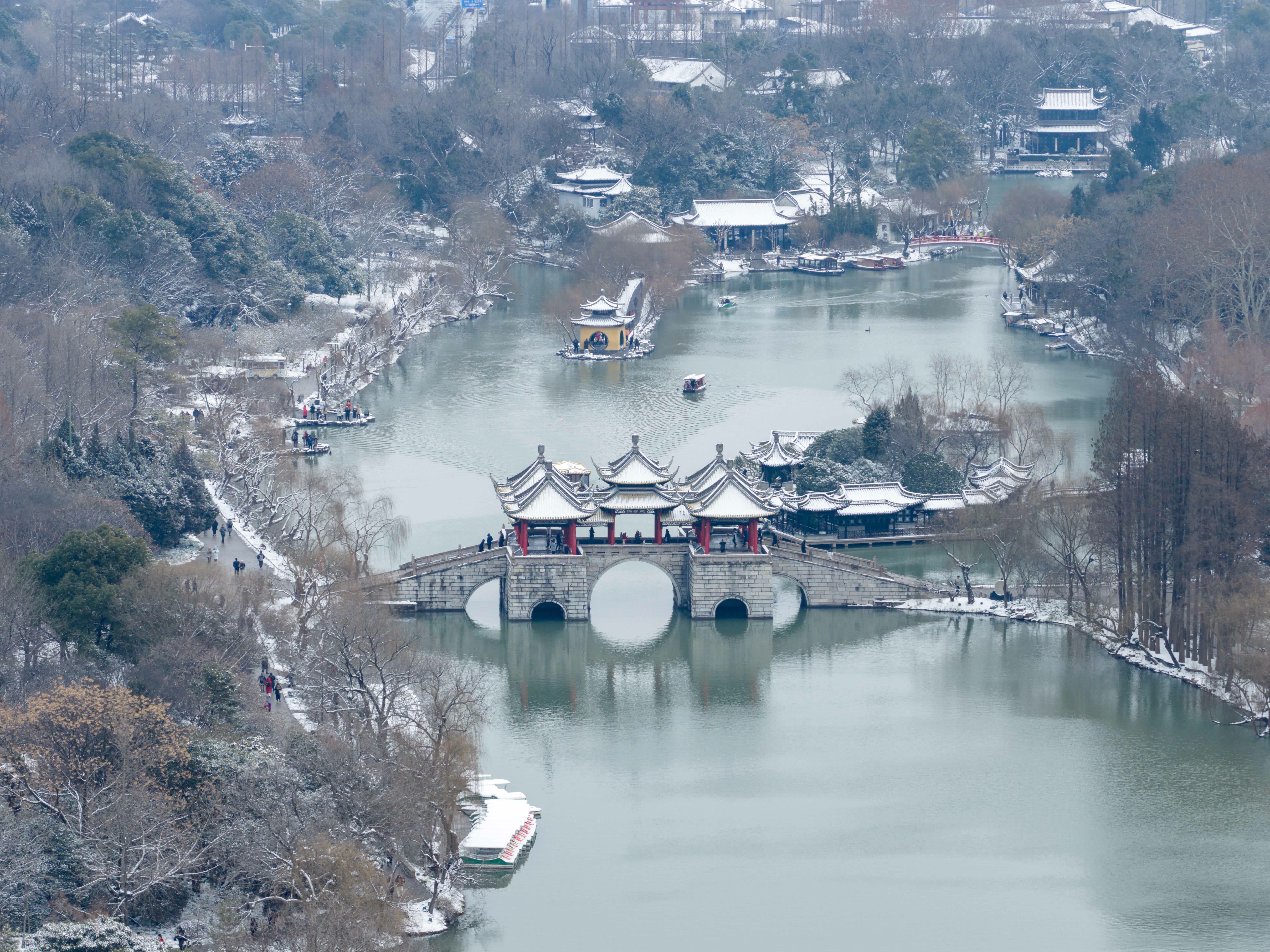 1月20日，遊客在江蘇省揚州市瘦西湖風景區賞雪。（新華社）
