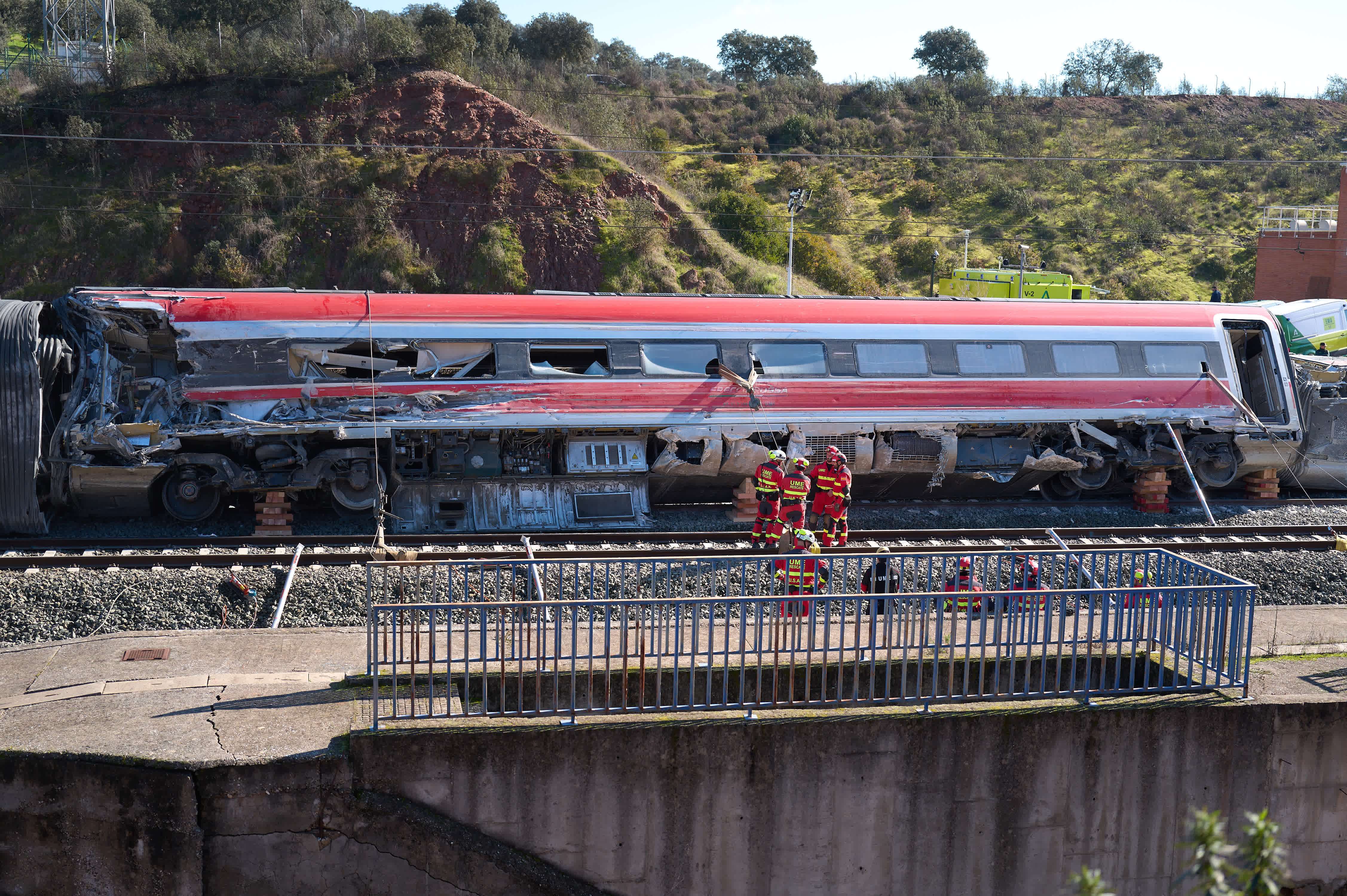 1月20日，救援人員在西班牙科爾多瓦省阿達穆斯的高鐵事故現場工作。（新華社）