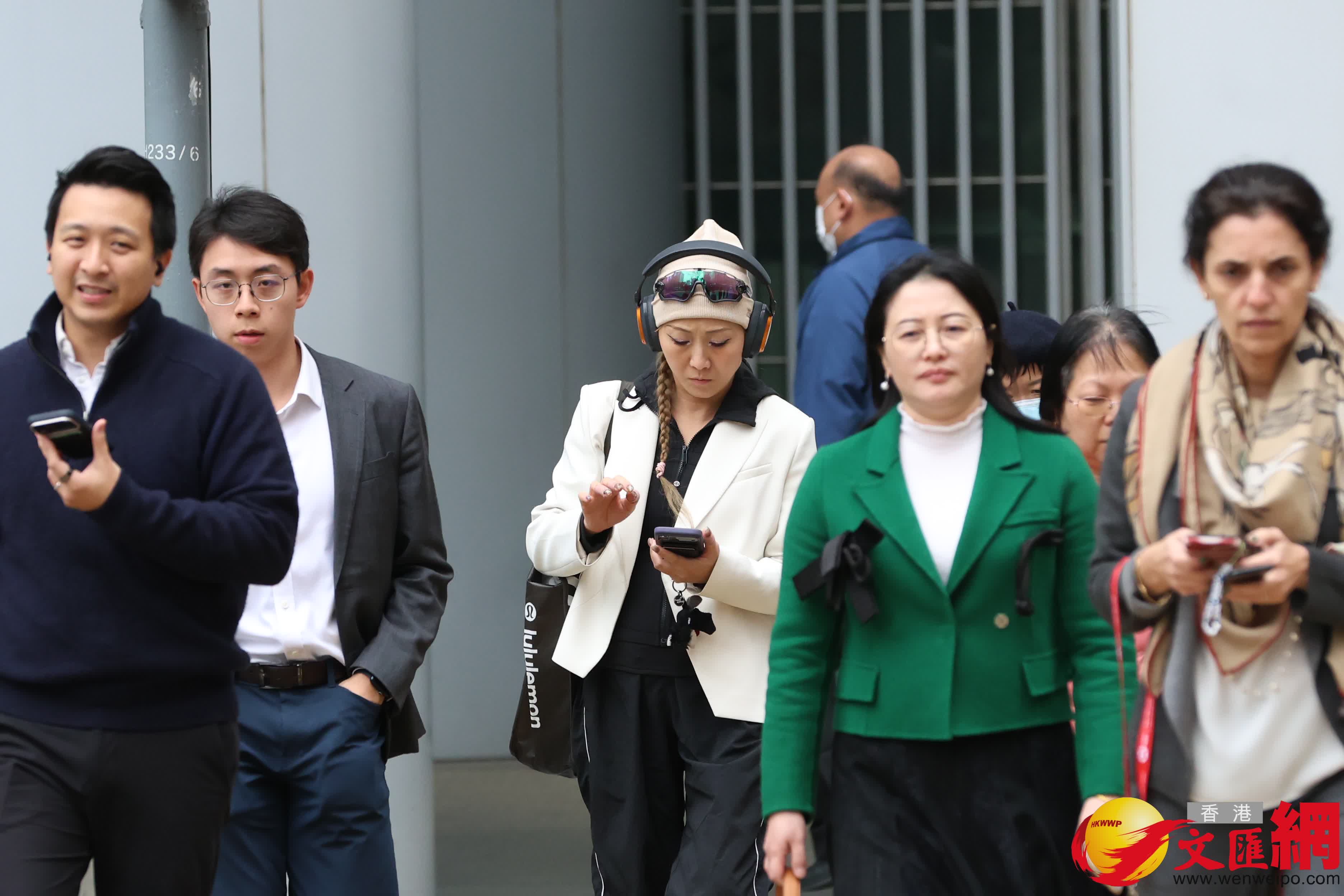 寒冷天氣警告生效。上午8時，天文台錄得氣溫15.3°C，相對濕度65%。（香港文匯報記者 萬霜靈 攝）