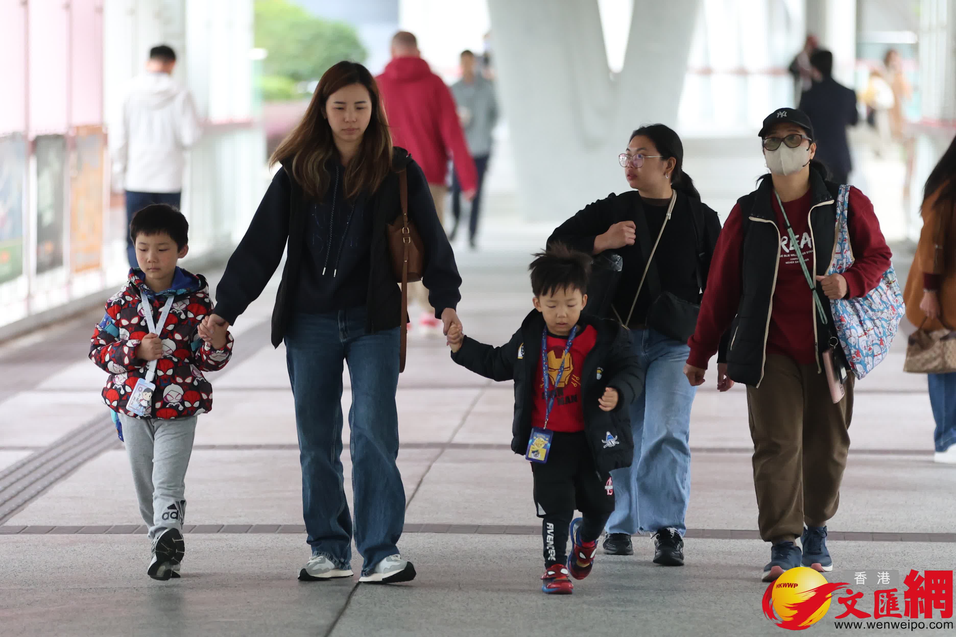 寒冷天氣警告生效。上午8時，天文台錄得氣溫15.3°C，相對濕度65%。（香港文匯報記者 萬霜靈 攝）