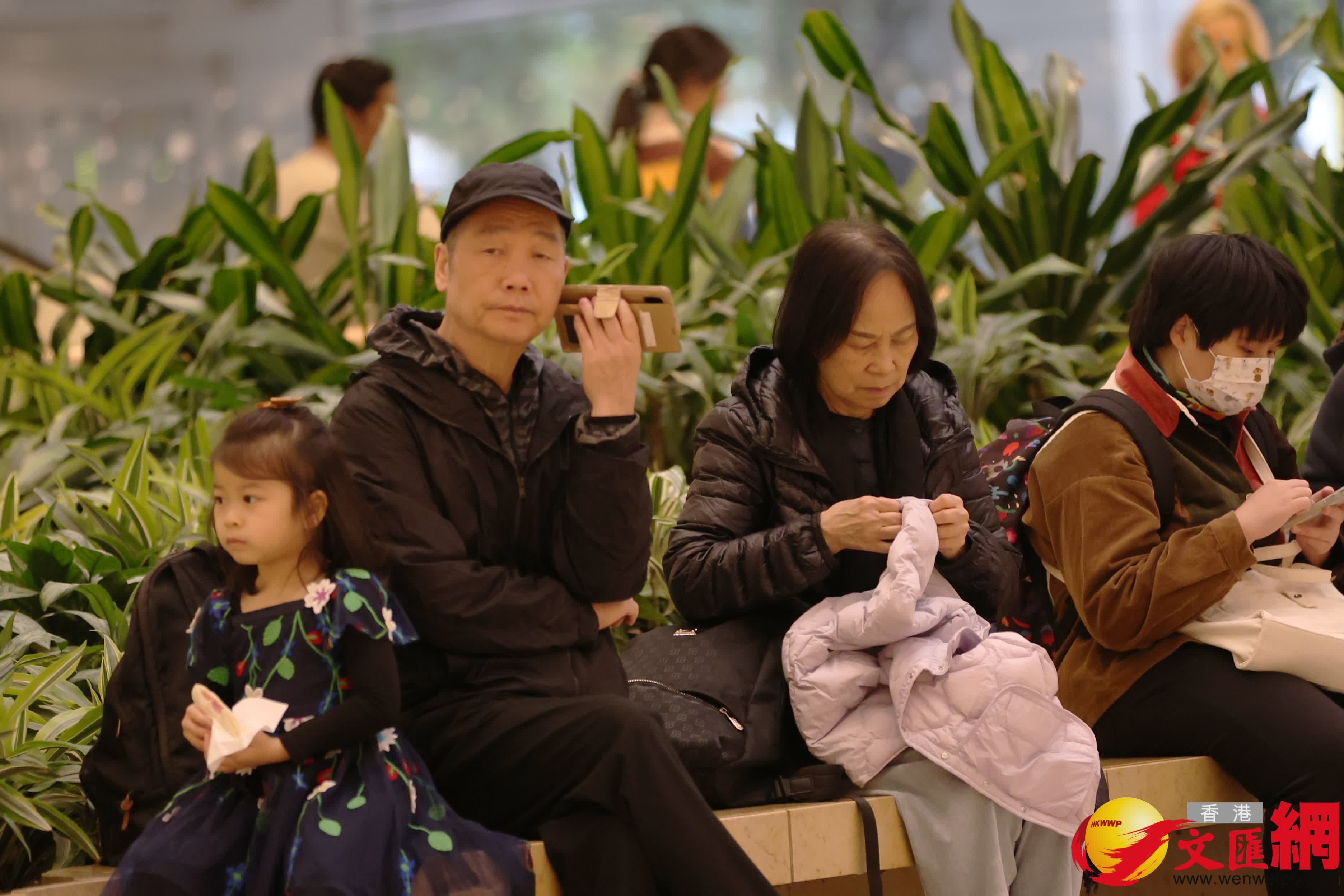 寒冷天氣警告生效。上午8時，天文台錄得氣溫15.3°C，相對濕度65%。（香港文匯報記者 萬霜靈 攝）