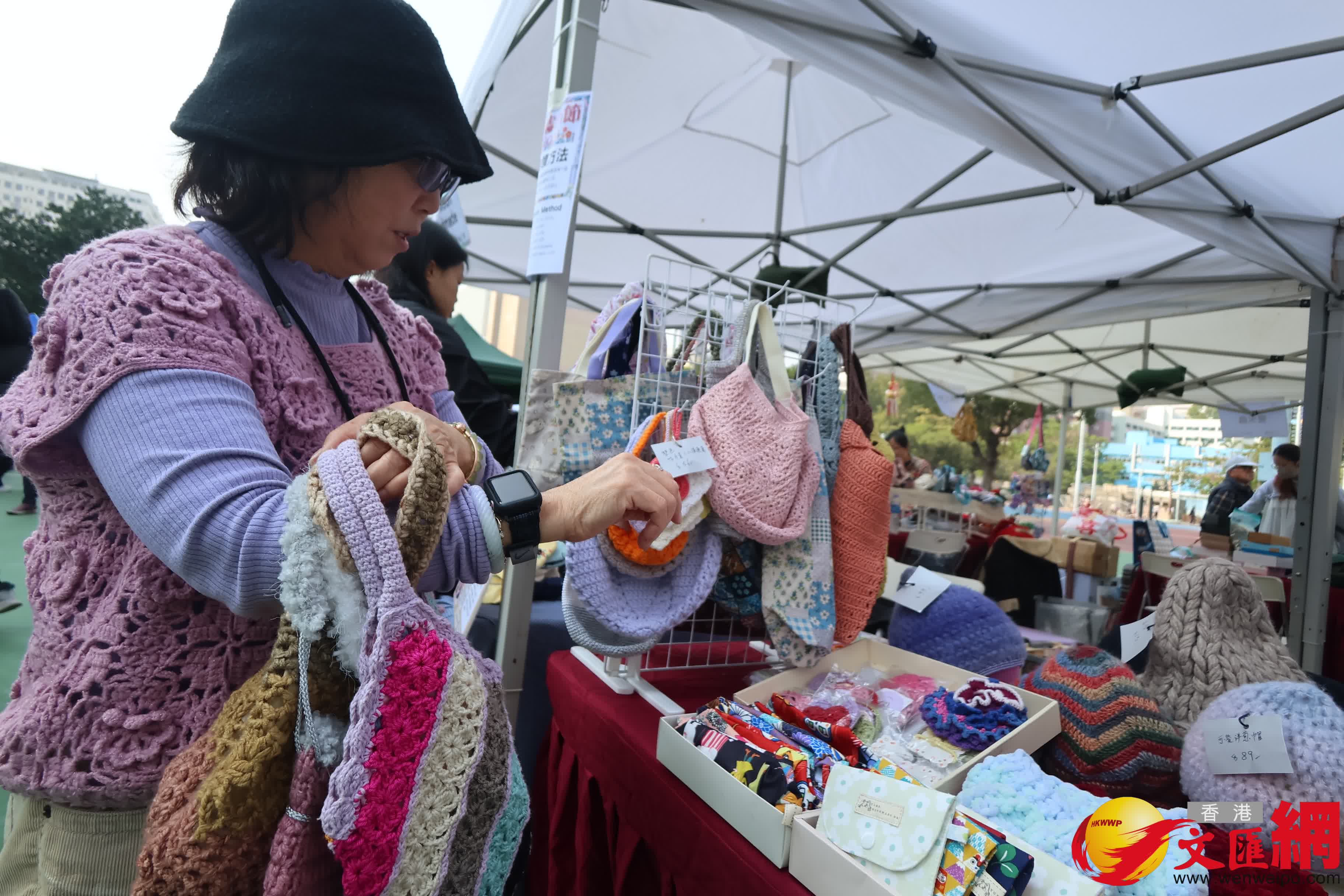 不少路過的市民及遊客駐足觀看。（香港文匯報記者 涂穴攝）