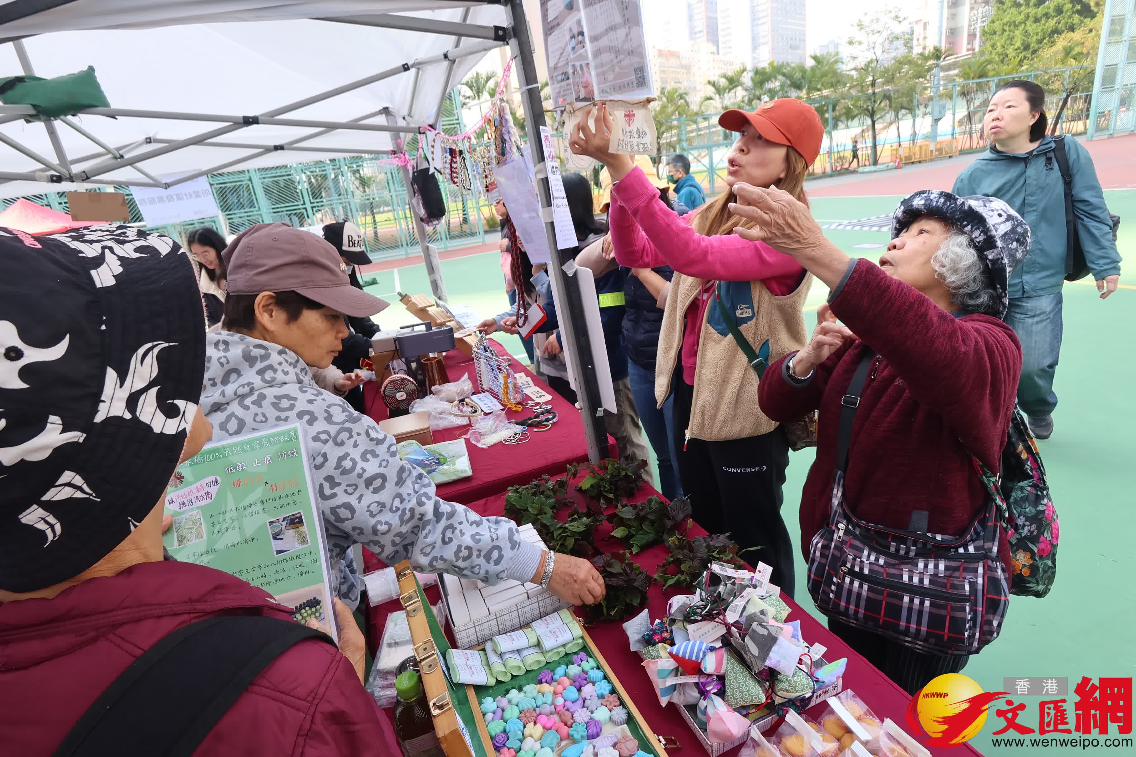 不少路過的市民及遊客駐足觀看。（香港文匯報記者 涂穴攝）