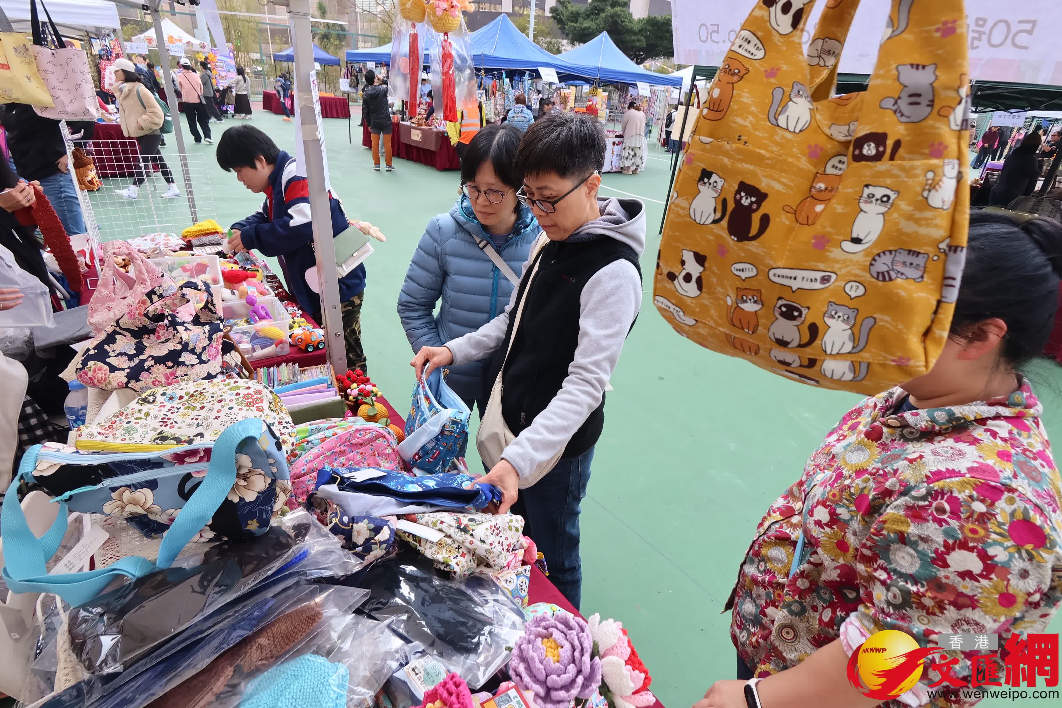 不少路過的市民及遊客駐足觀看。（香港文匯報記者 涂穴攝）