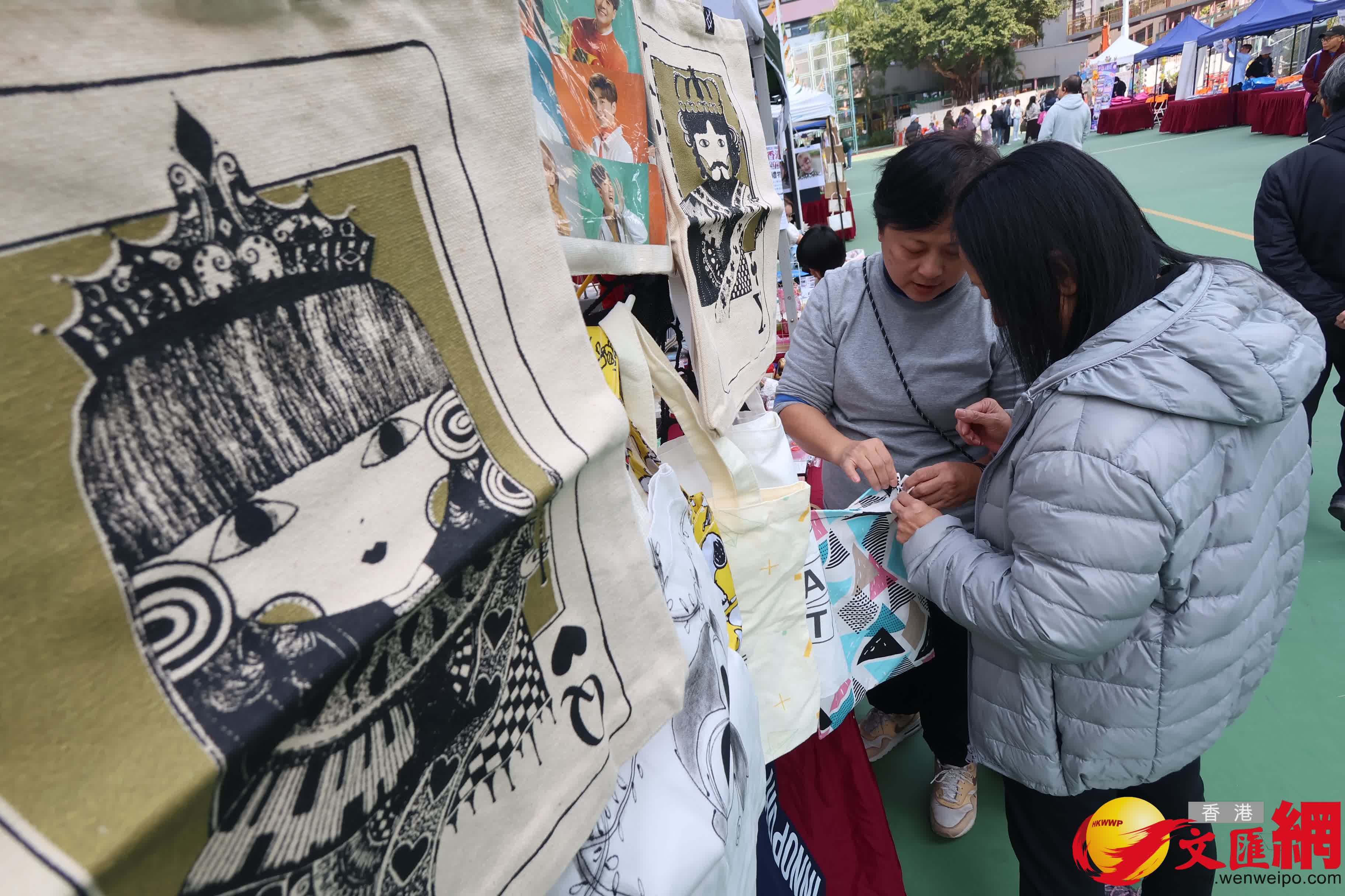 不少路過的市民及遊客駐足觀看。（香港文匯報記者 涂穴攝）