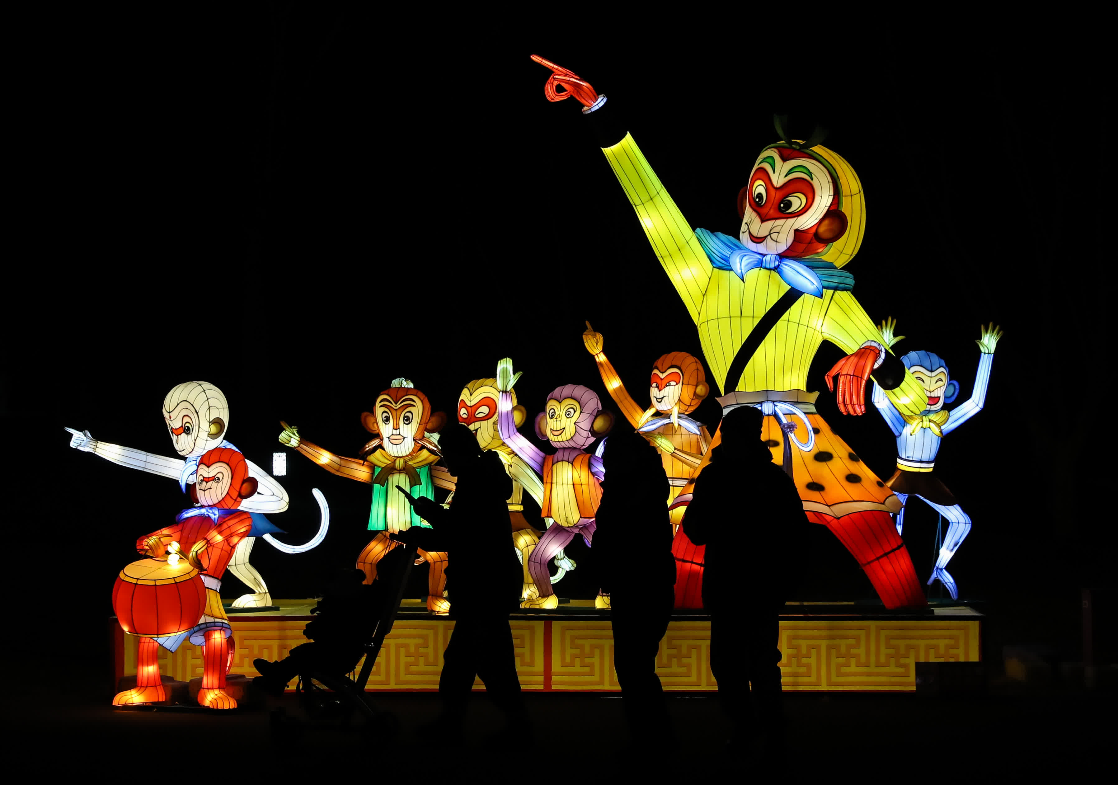 1月24日，遊客從一處燈飾前經過。（新華社）