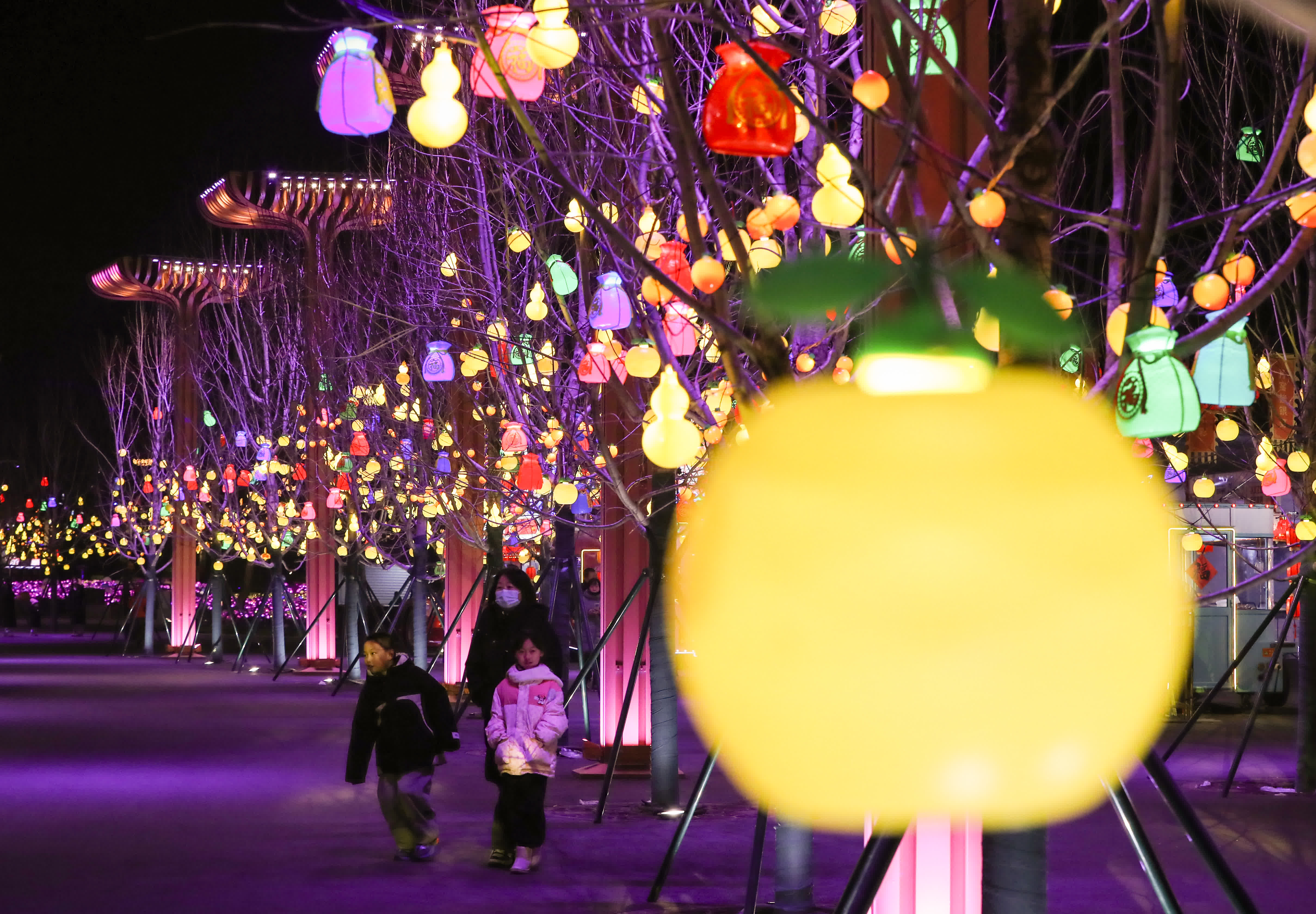 1月24日，遊客在「天宮燈會」上游覽。（新華社）