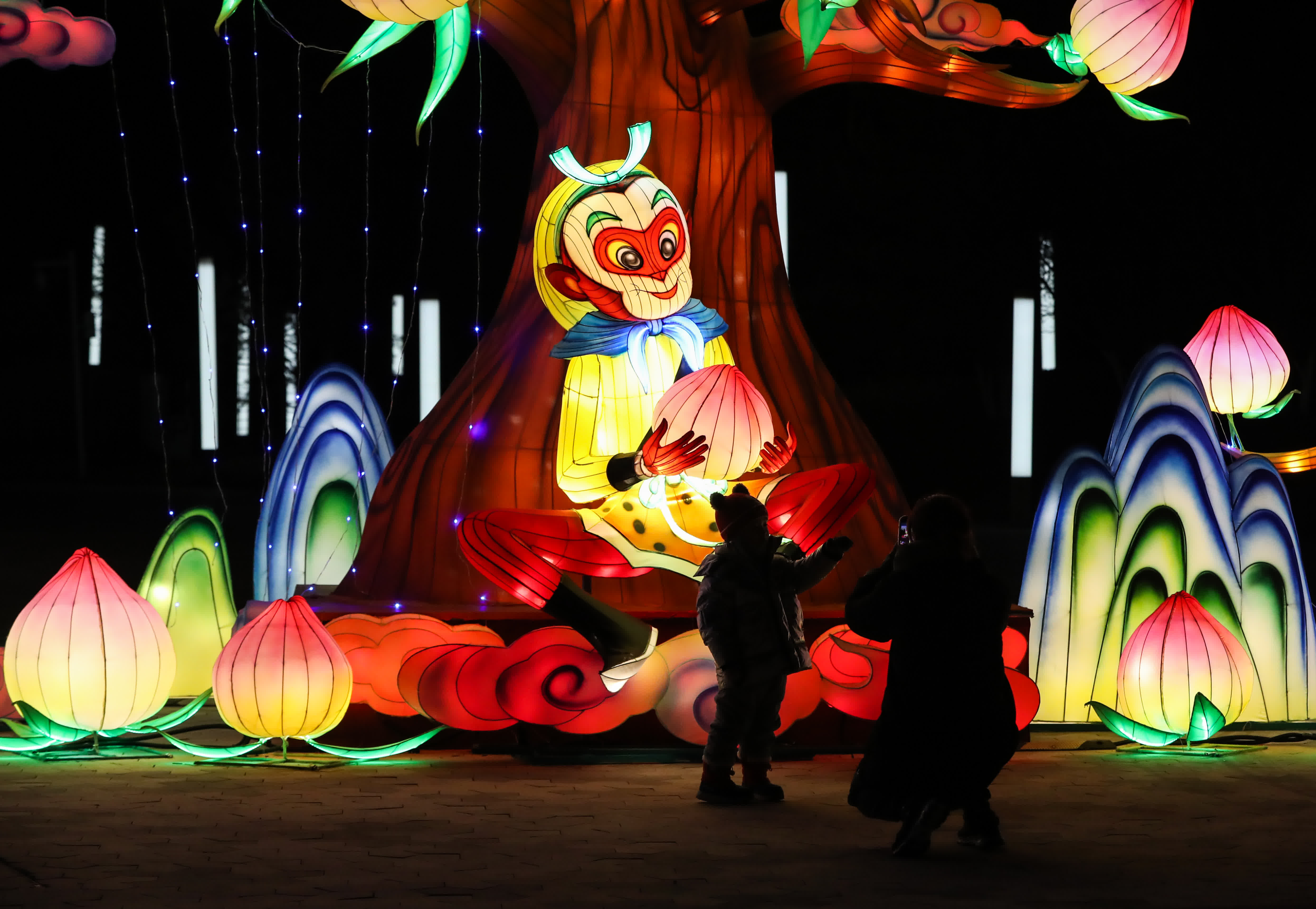 1月24日，遊客在主題燈飾前留影。（新華社）