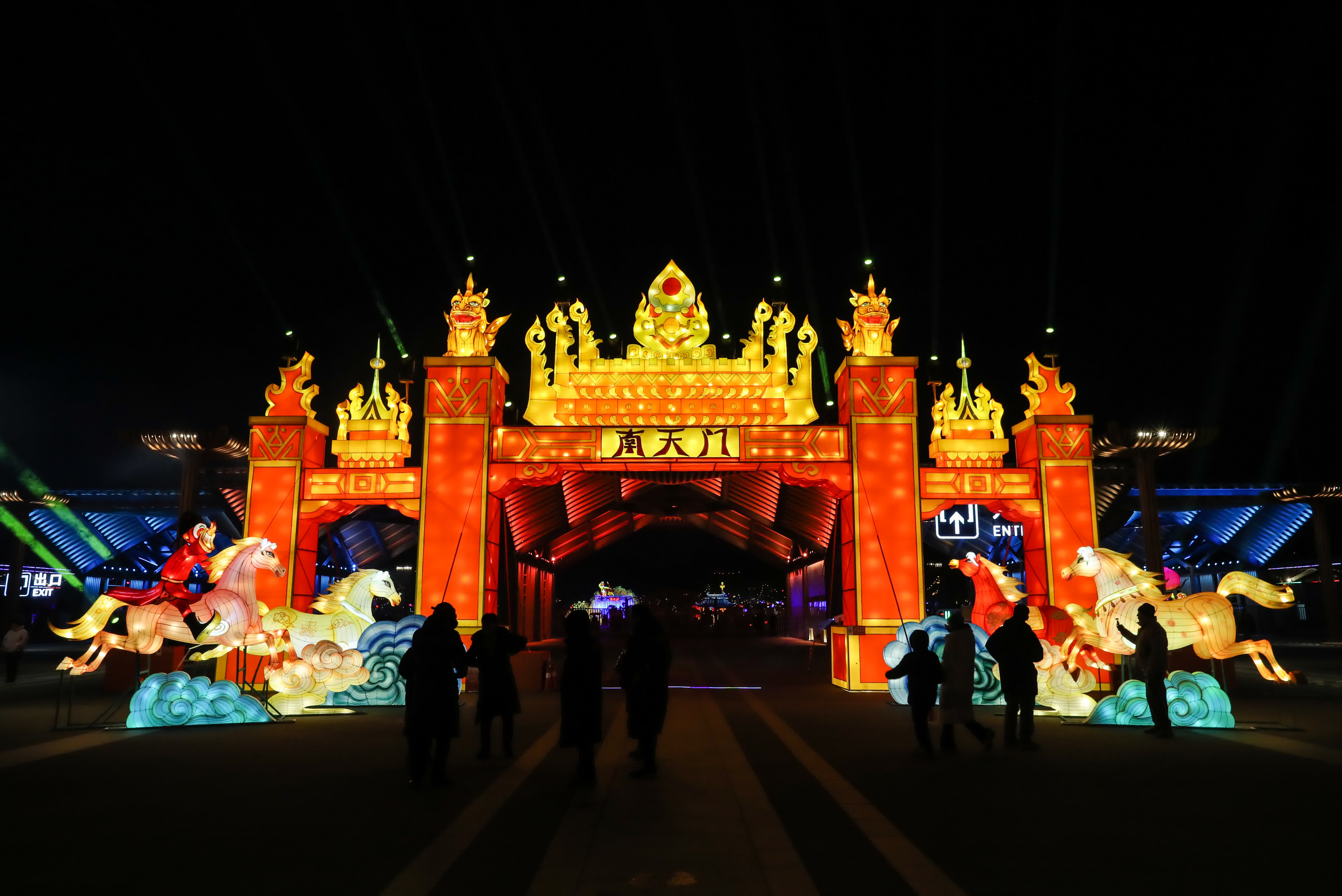 1月24日，遊客在觀看主題燈飾。（新華社）