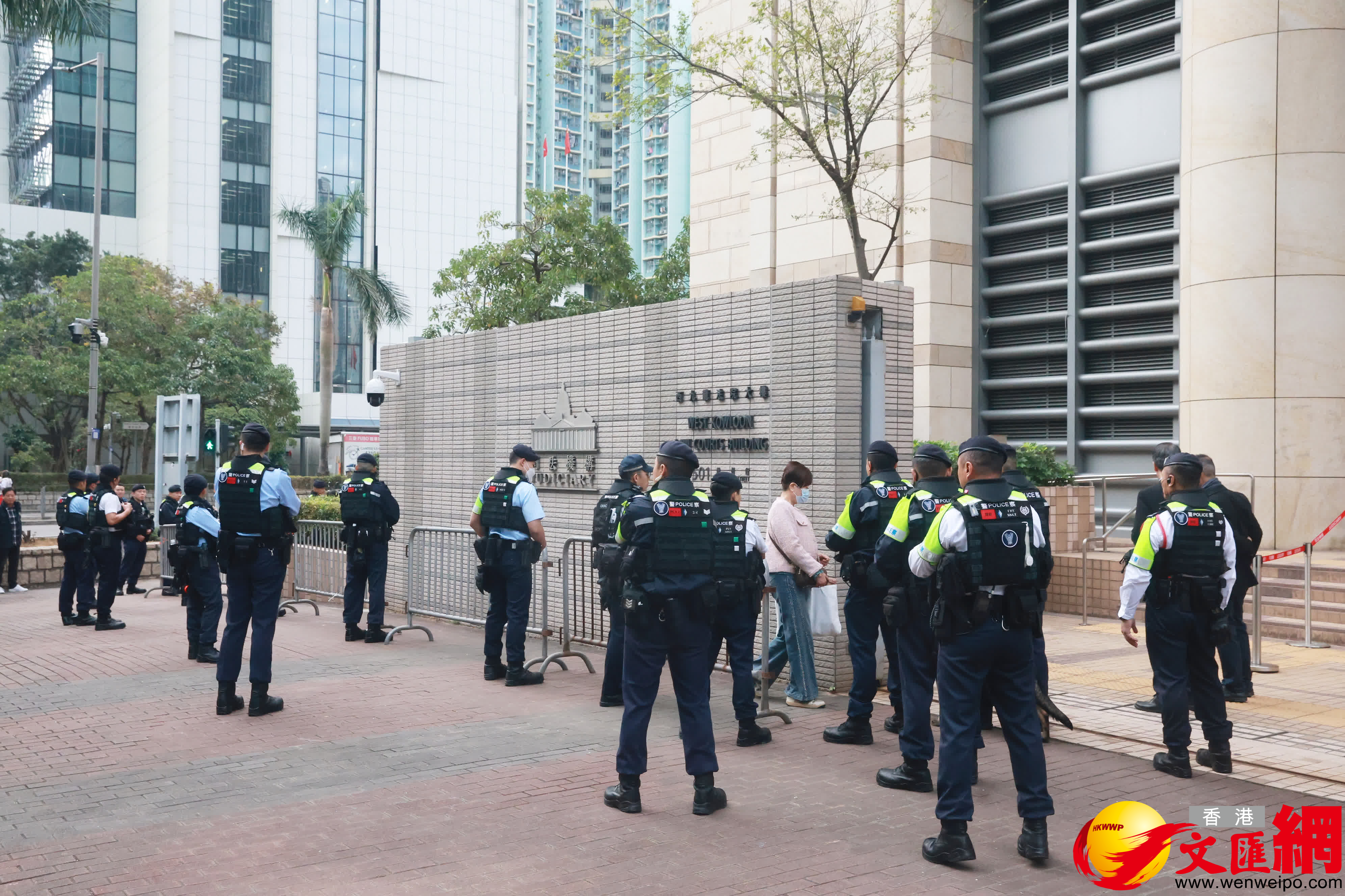 附近有警員維持秩序。（香港文匯報記者郭木又攝）