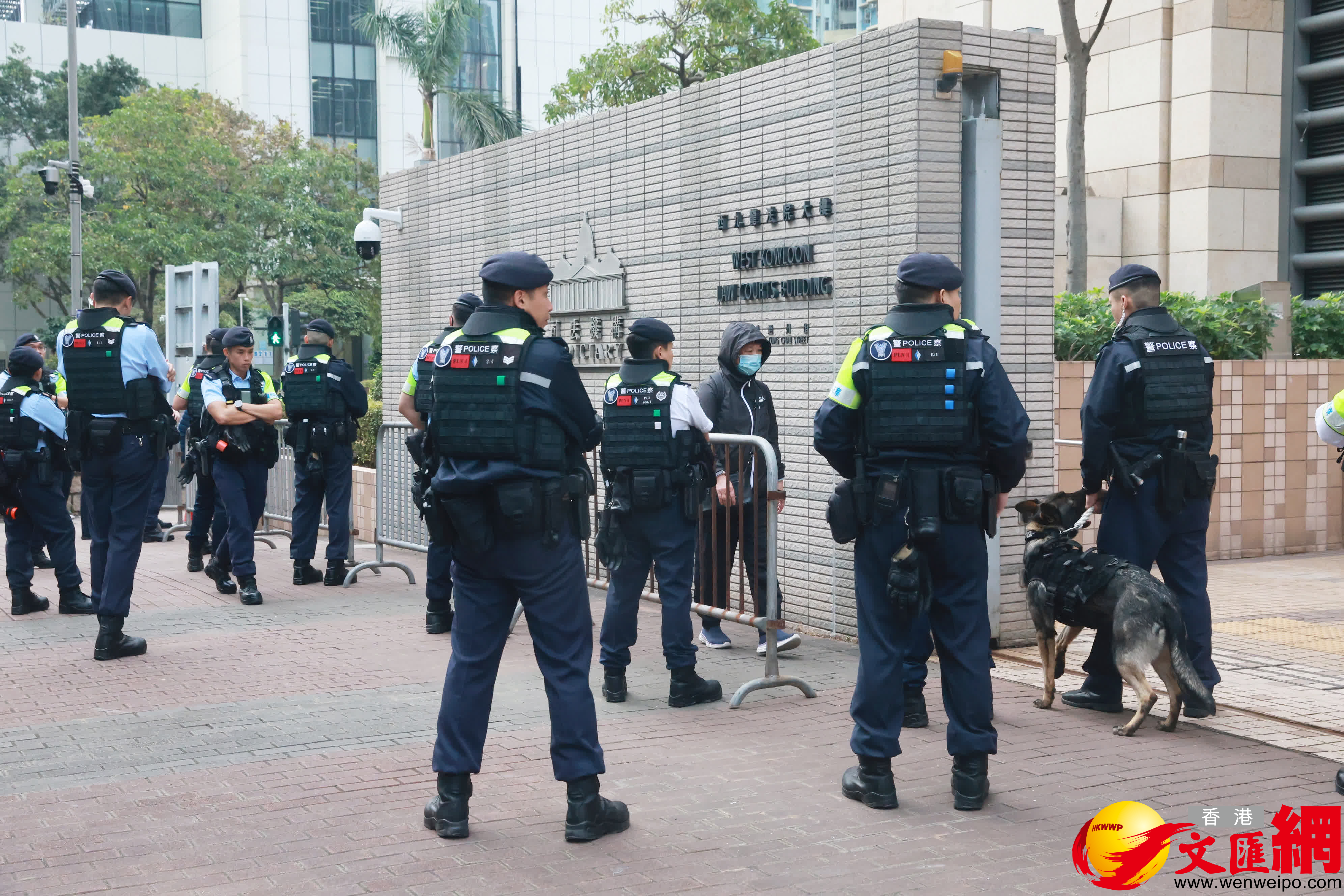 附近有警員維持秩序。（香港文匯報記者郭木又攝）