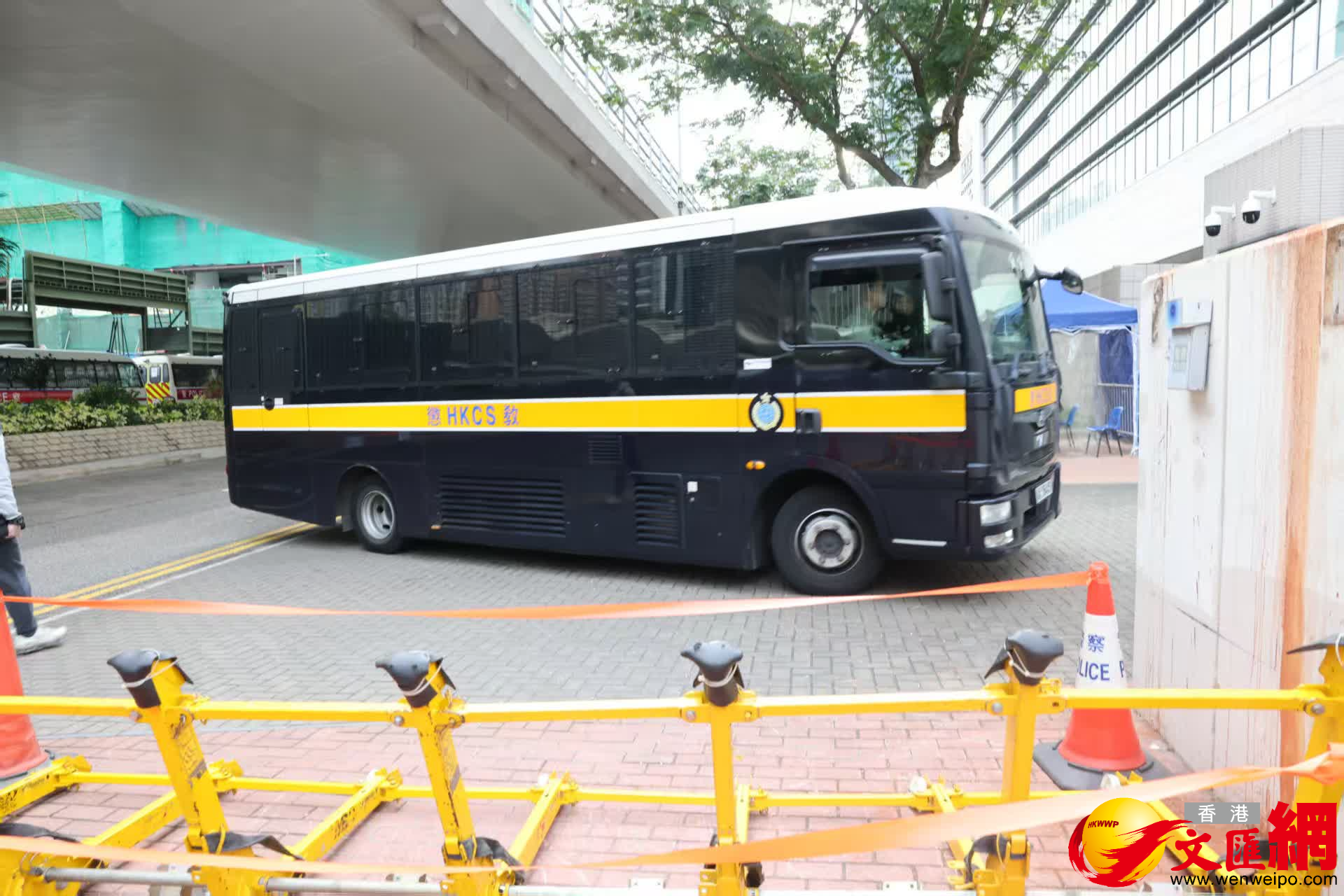 囚車駛入法院。（香港文匯報記者劉友光攝）