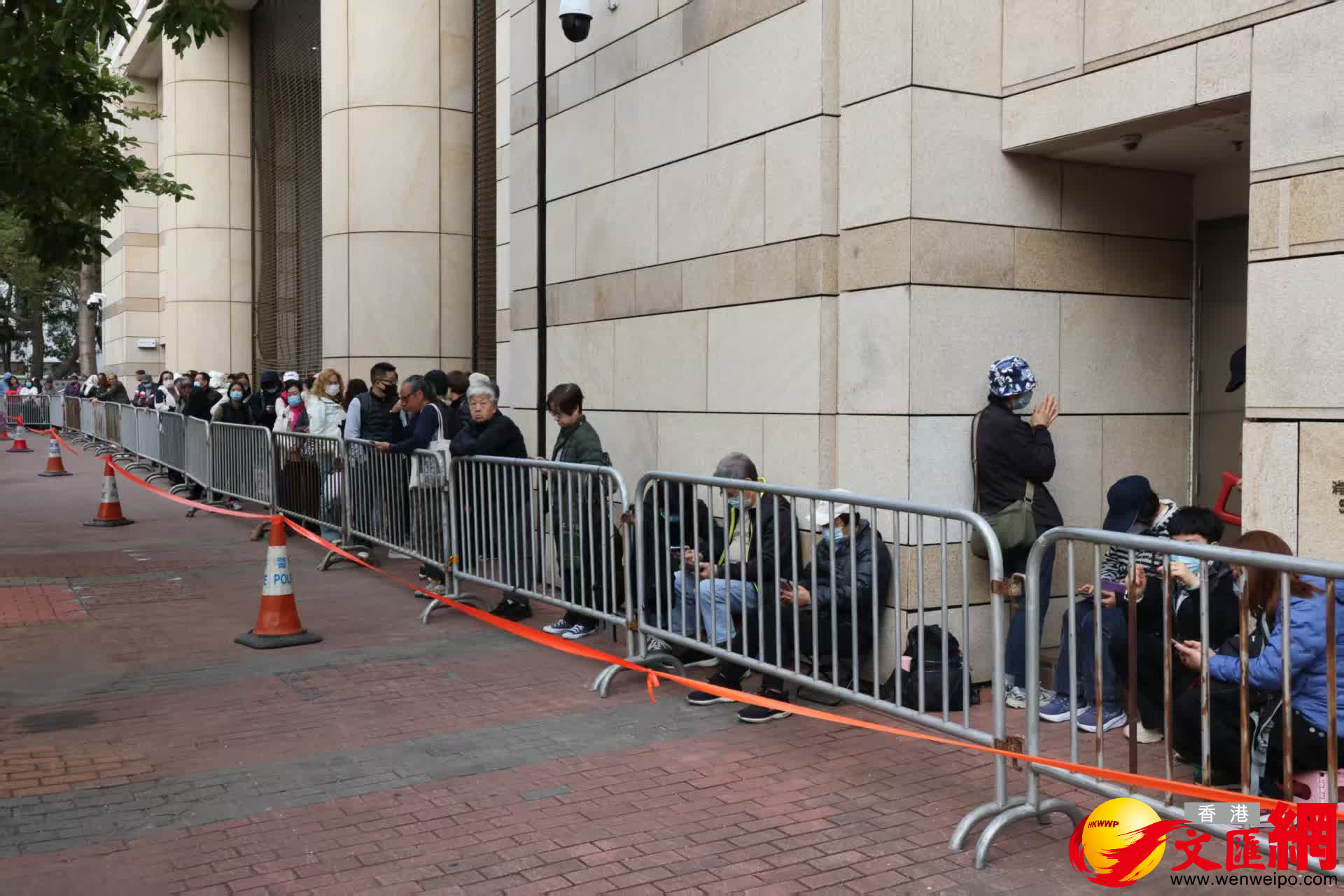市民今早於法院外有序排隊。（香港文匯報記者劉友光攝）