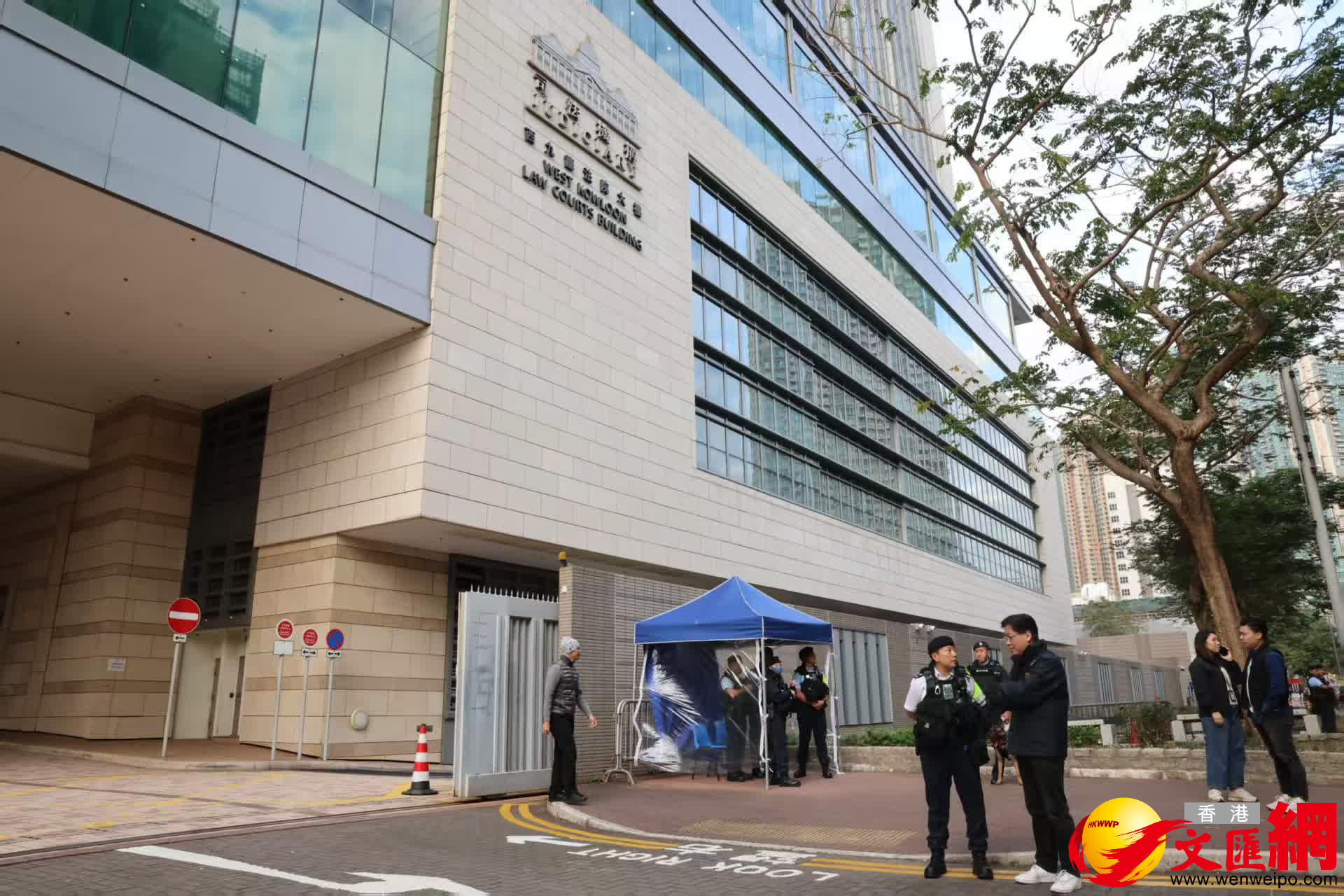 附近有警員維持秩序。（香港文匯報記者劉友光攝）