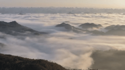 （有片）萬峰山雲海翻湧　似水墨丹青