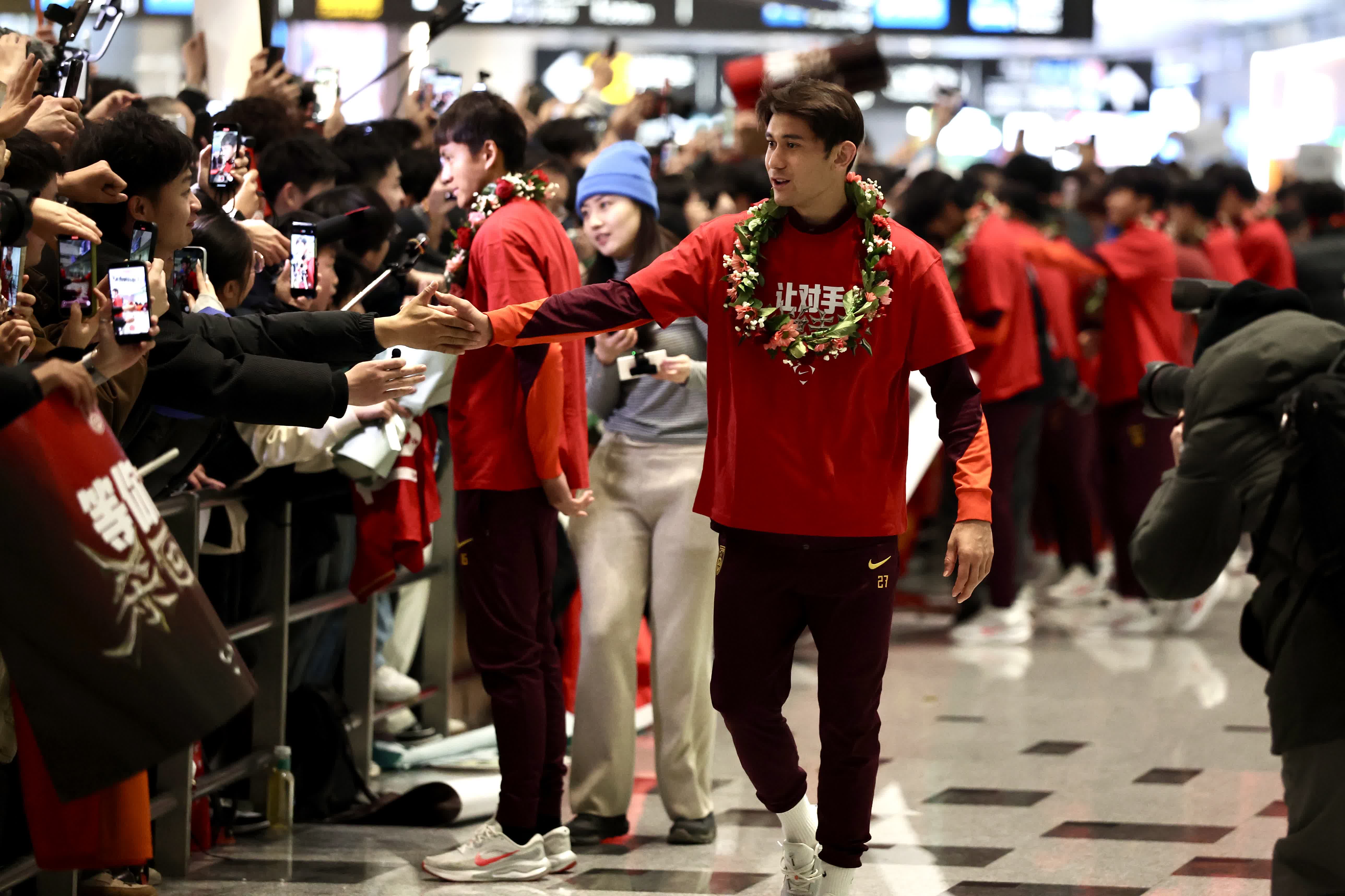 球員拜合拉木與球迷互動。（中新社） 