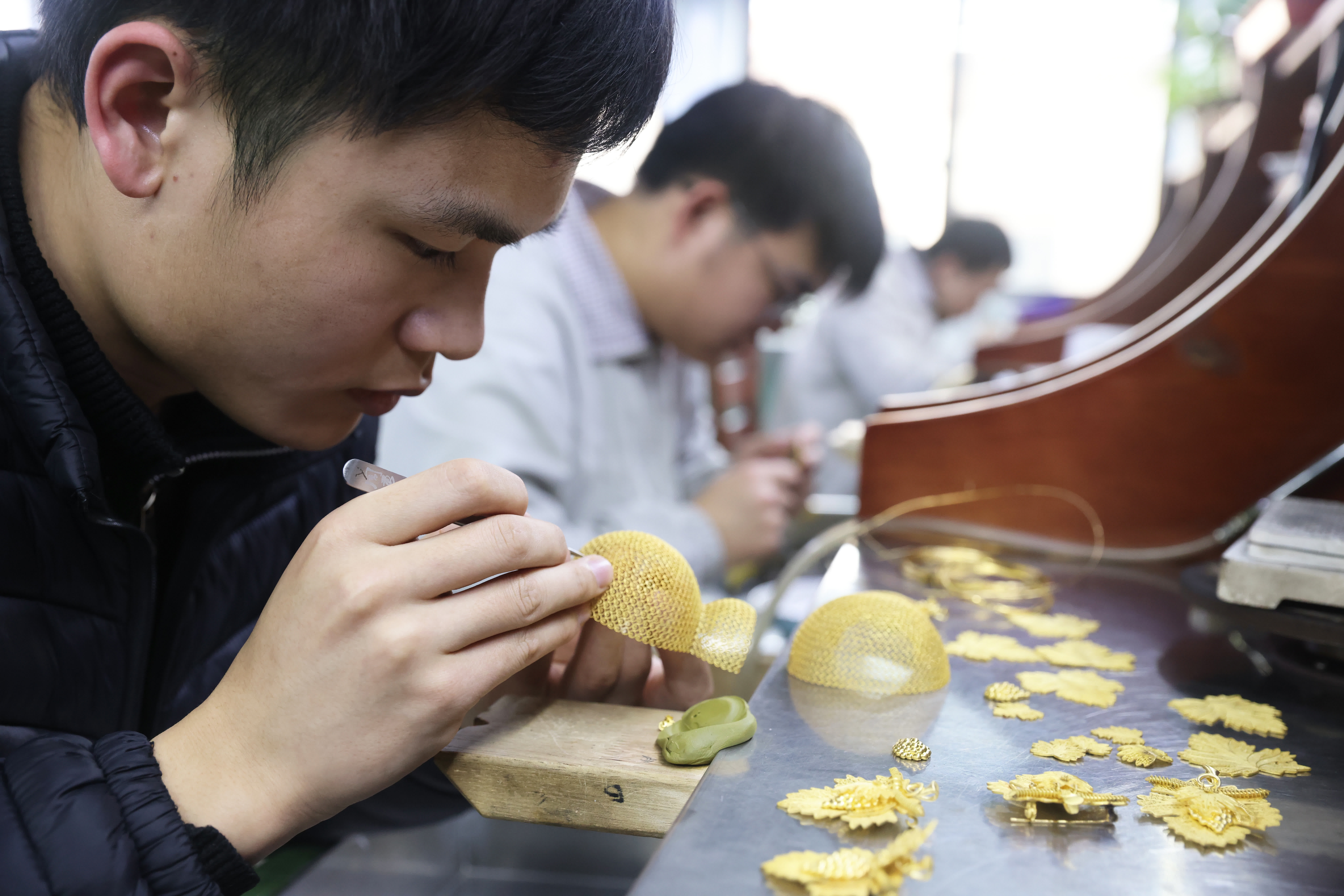1月28日，員工在位於浙江省杭州市蕭山區瓜瀝鎮的杭州航民百泰首飾有限公司車間加工黃金葫蘆擺件。新華社