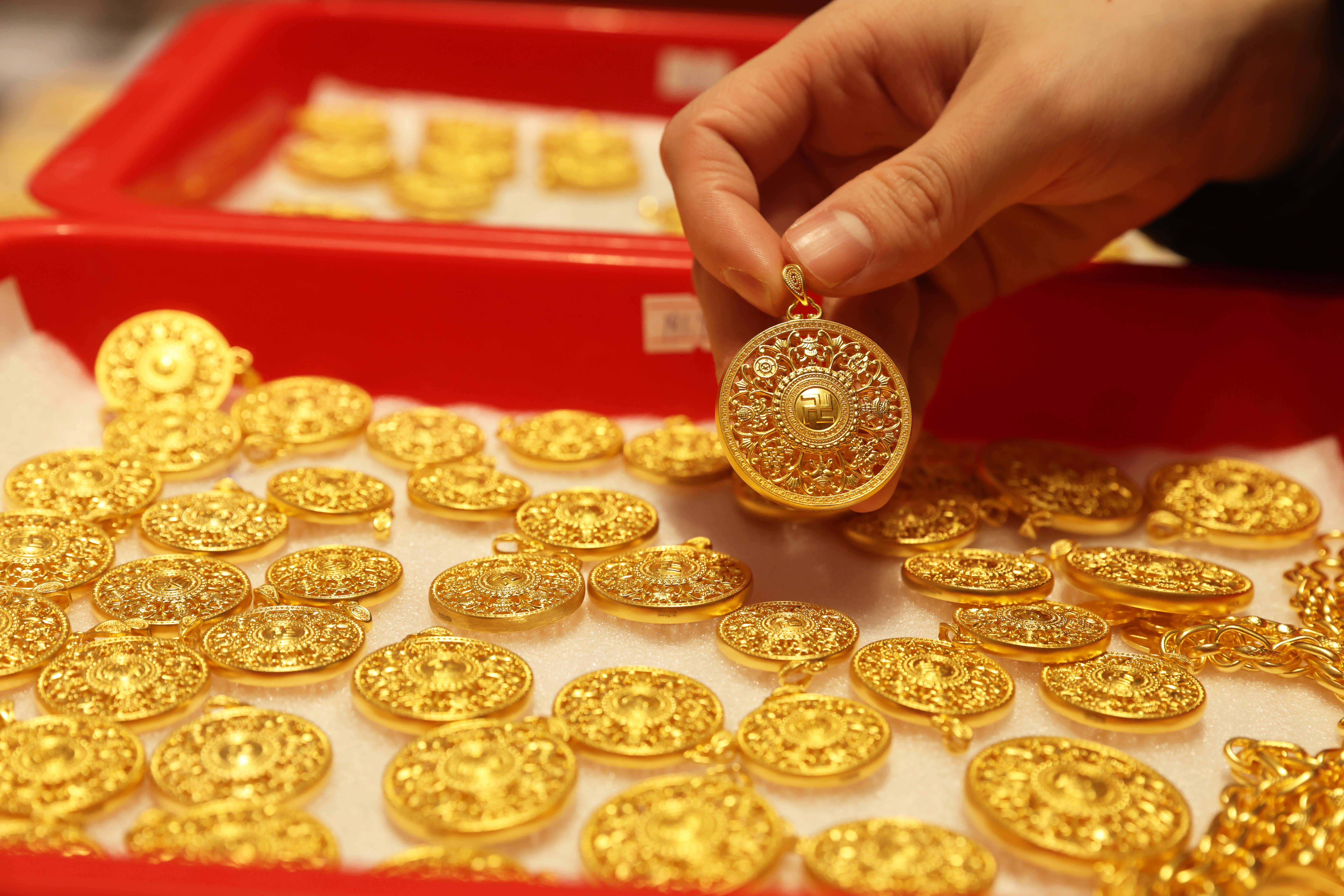 1月28日，員工在位於浙江省杭州市蕭山區瓜瀝鎮的杭州航民百泰首飾有限公司展廳整理黃金首飾。新華社