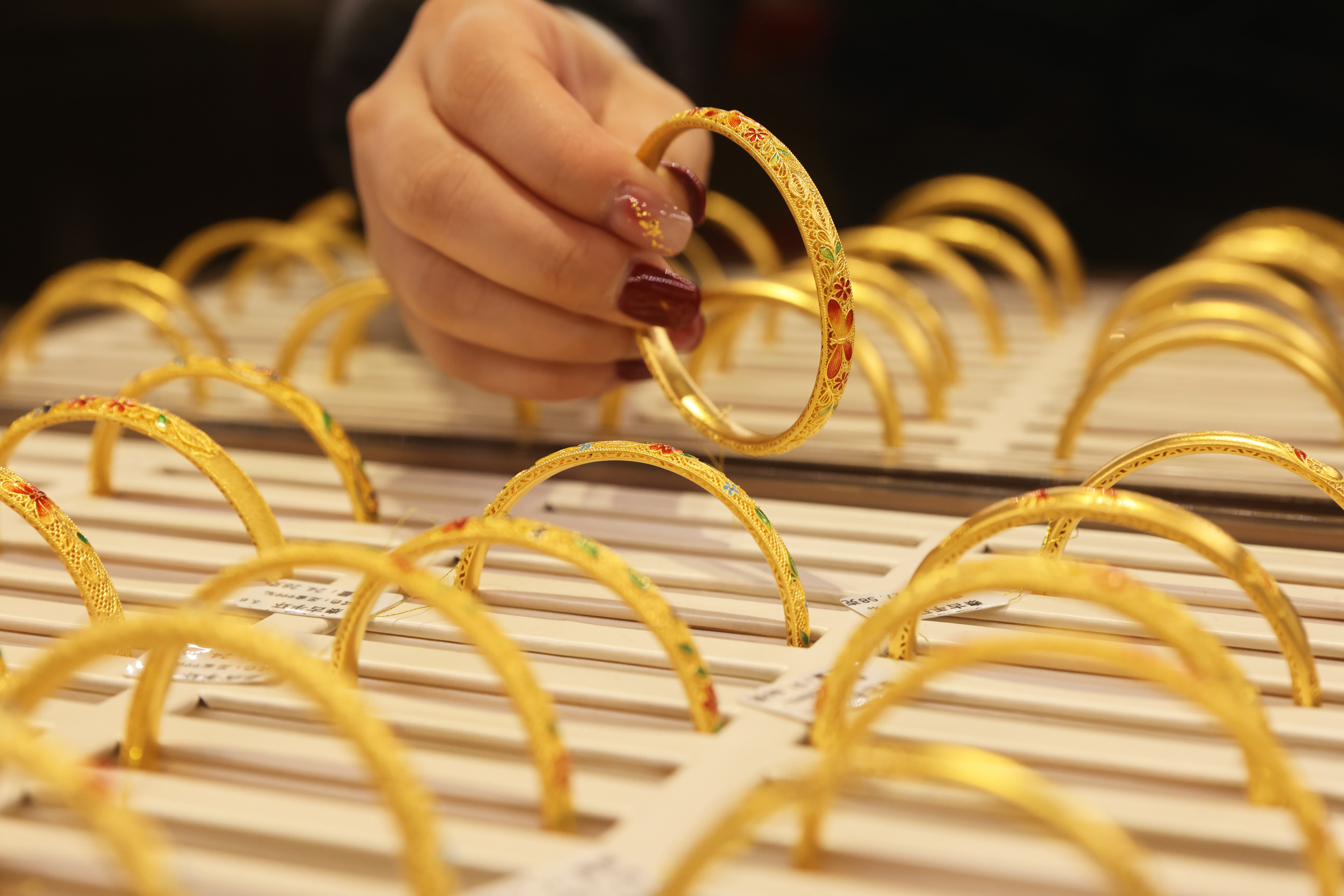 1月28日，員工在位於浙江省杭州市蕭山區瓜瀝鎮的杭州航民百泰首飾有限公司展廳整理黃金首飾。新華社
