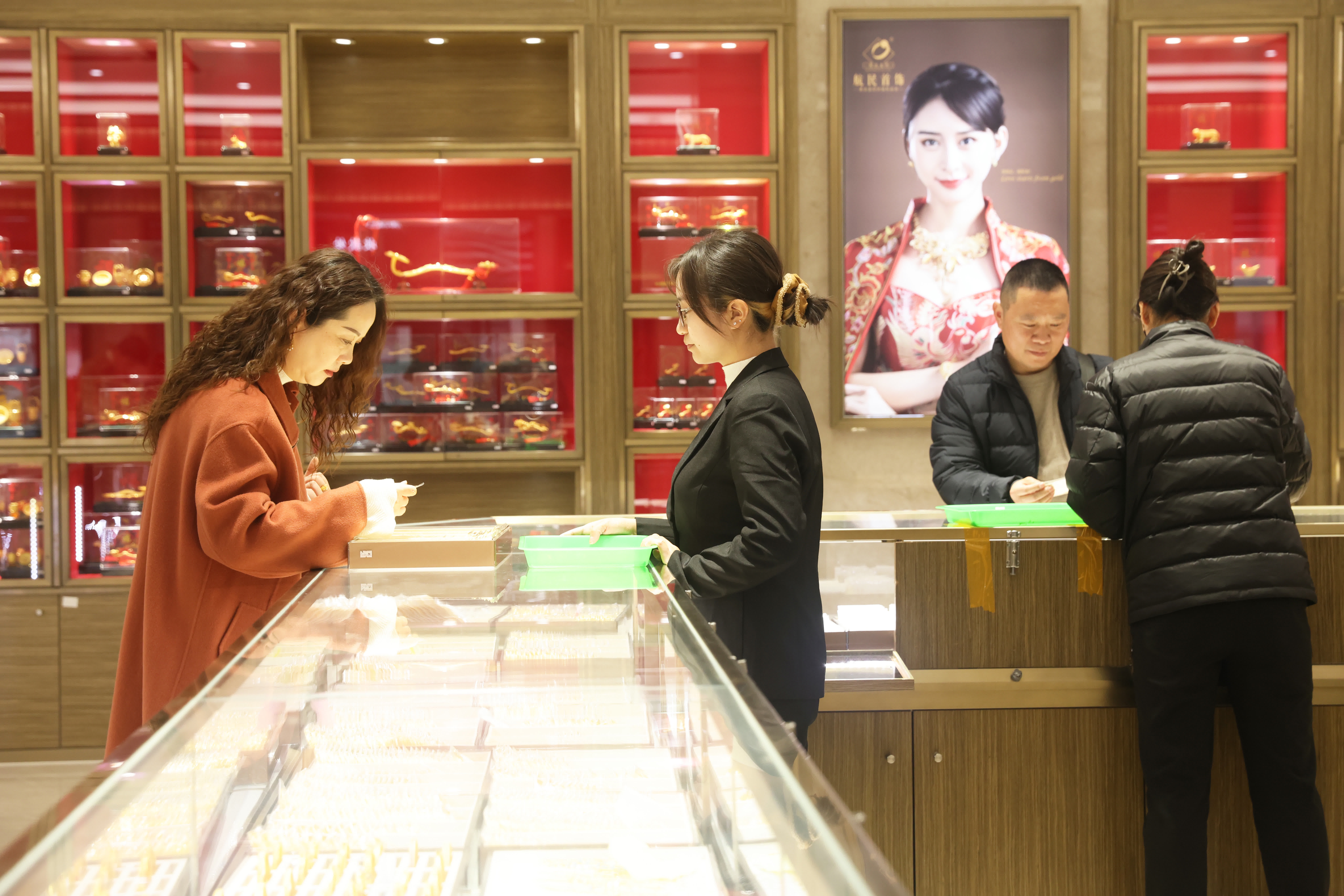 1月28日，顧客在位於浙江省杭州市蕭山區瓜瀝鎮的杭州航民百泰首飾有限公司展廳挑選黃金首飾。新華社