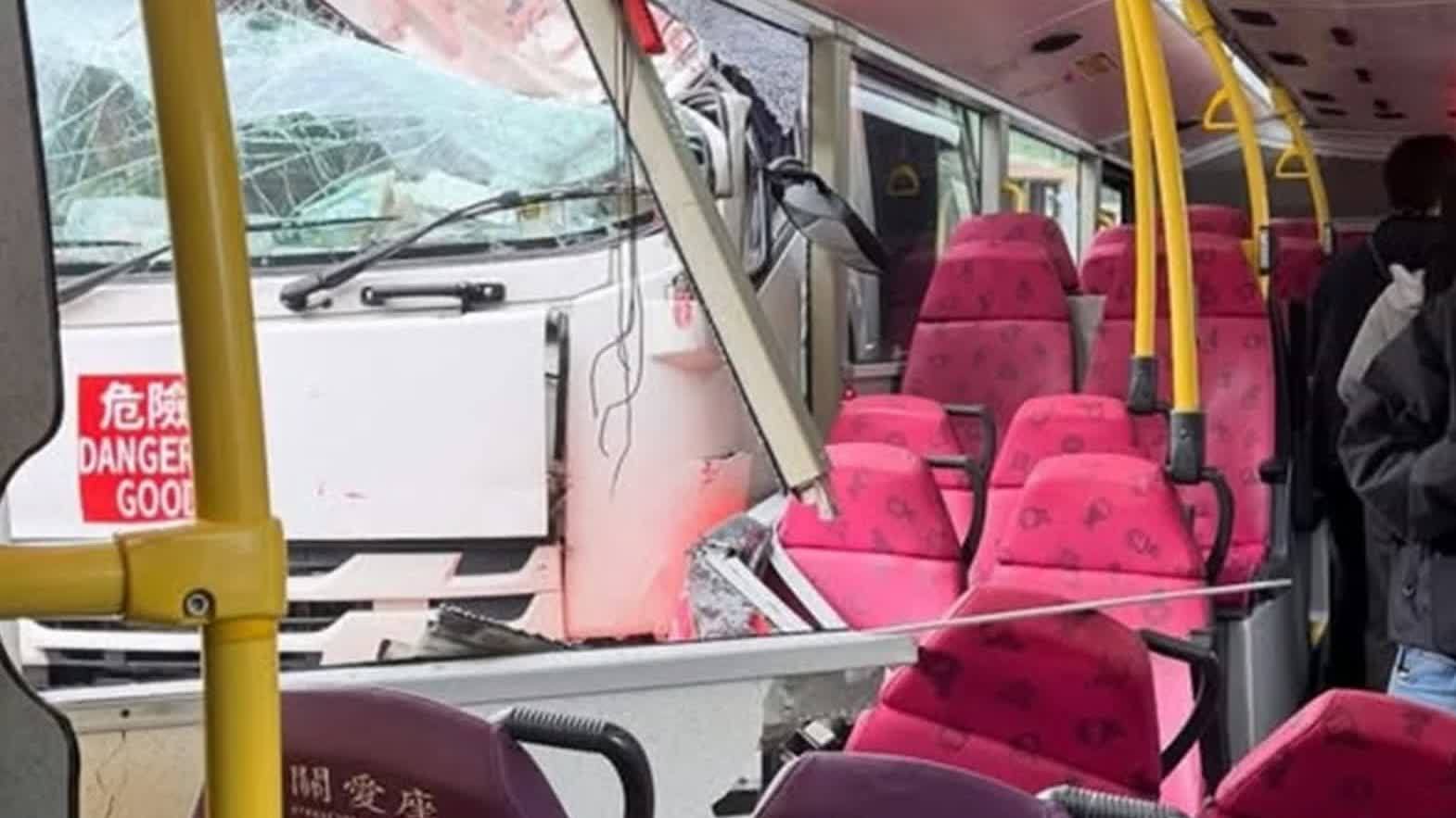 秀茂坪油缸車撼九巴釀3傷 巴士車廂嚴重毀爛座椅移位