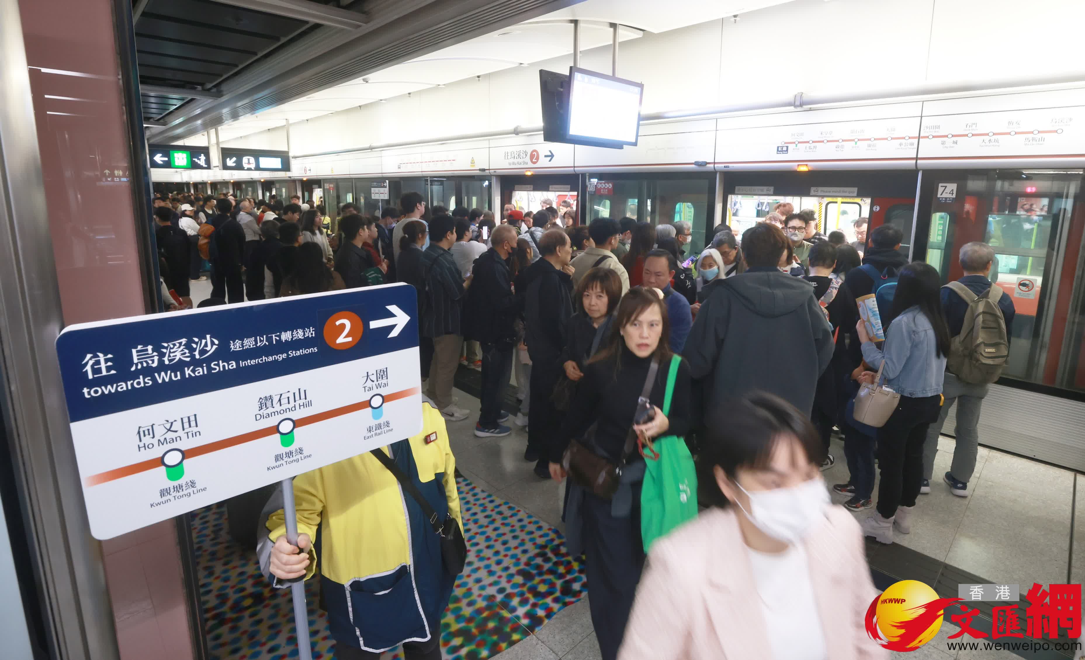 港鐵今日（1日）進行屯馬綫紅磡站至尖東站路軌改道工程，屯馬綫的乘客途經紅磡站須下車，前往對面月台轉車繼續行程。（香港文匯報記者 郭木又 攝）