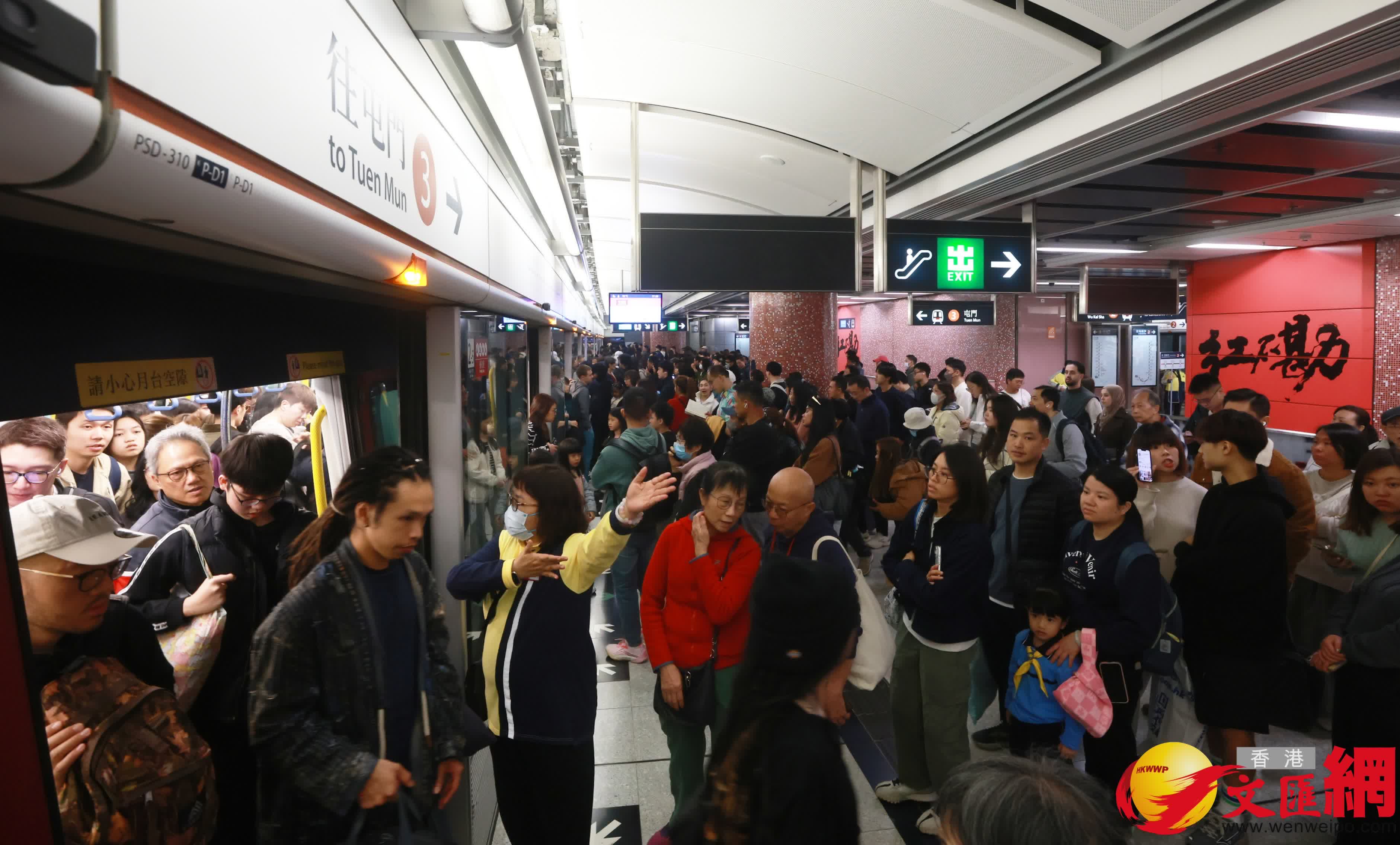 港鐵今日（1日）進行屯馬綫紅磡站至尖東站路軌改道工程，屯馬綫的乘客途經紅磡站須下車，前往對面月台轉車繼續行程。（香港文匯報記者 郭木又 攝）