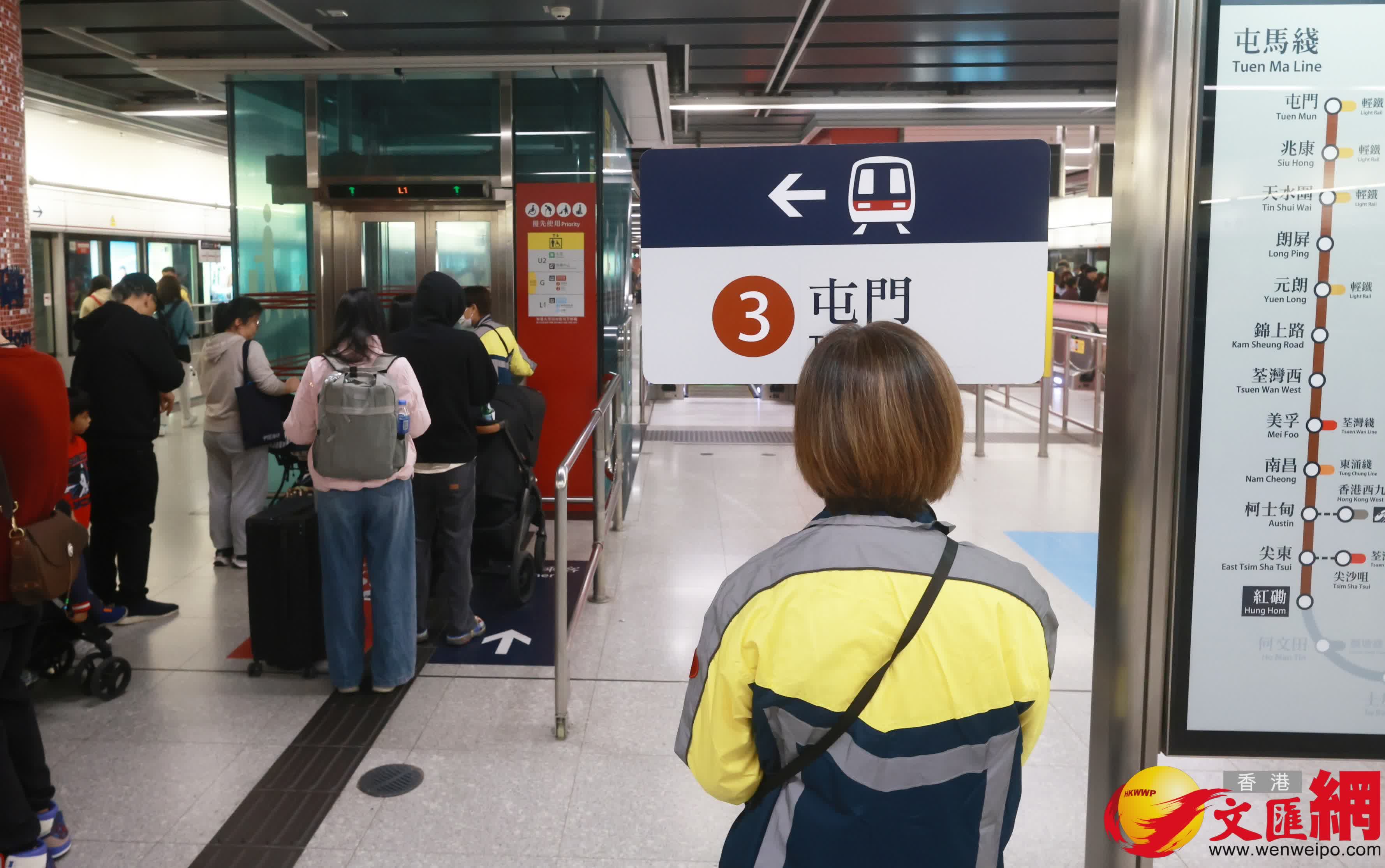 港鐵今日（1日）進行屯馬綫紅磡站至尖東站路軌改道工程，屯馬綫的乘客途經紅磡站須下車，前往對面月台轉車繼續行程。（香港文匯報記者 郭木又 攝）