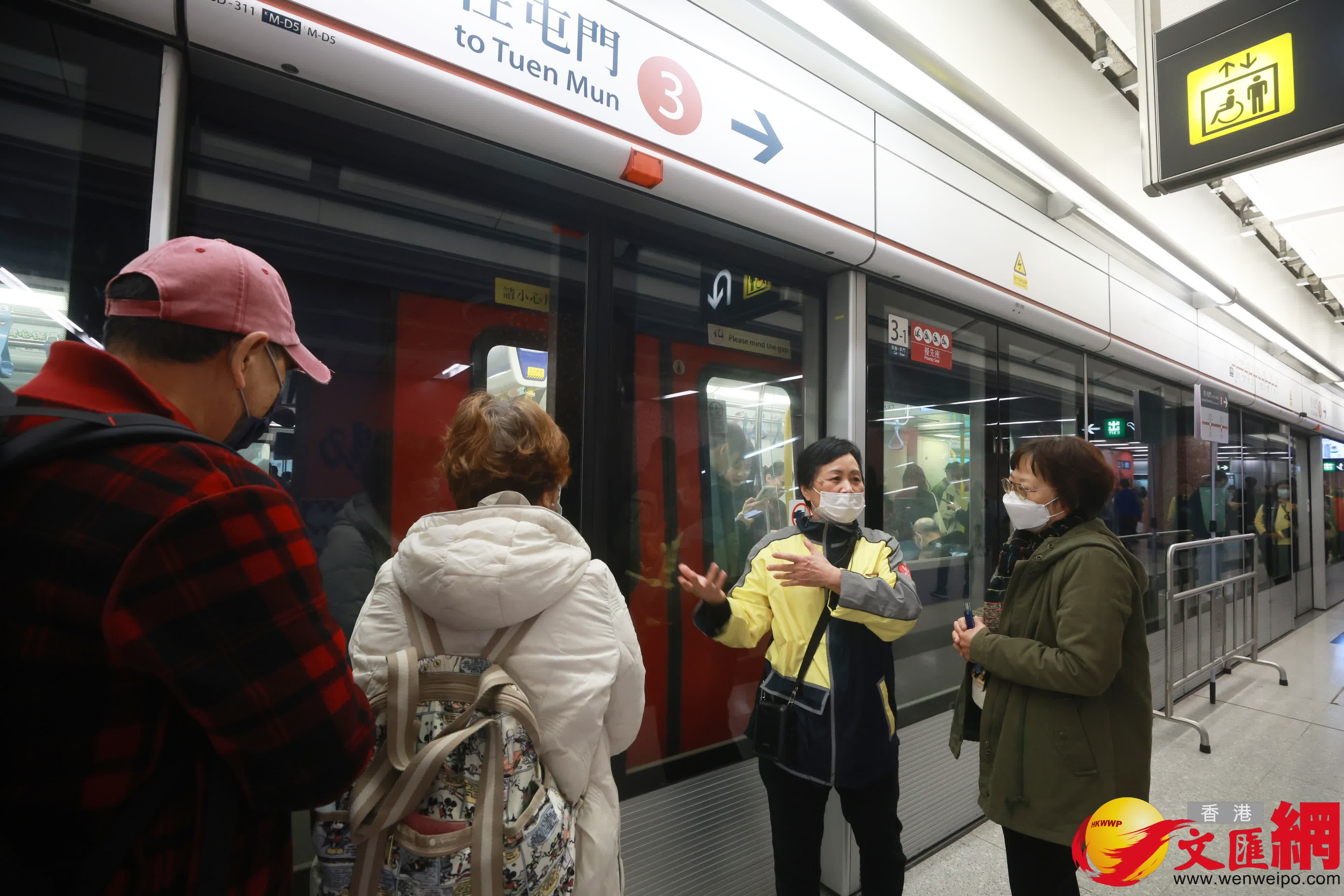 港鐵今日（1日）進行屯馬綫紅磡站至尖東站路軌改道工程，屯馬綫的乘客途經紅磡站須下車，前往對面月台轉車繼續行程。（香港文匯報記者 郭木又 攝）