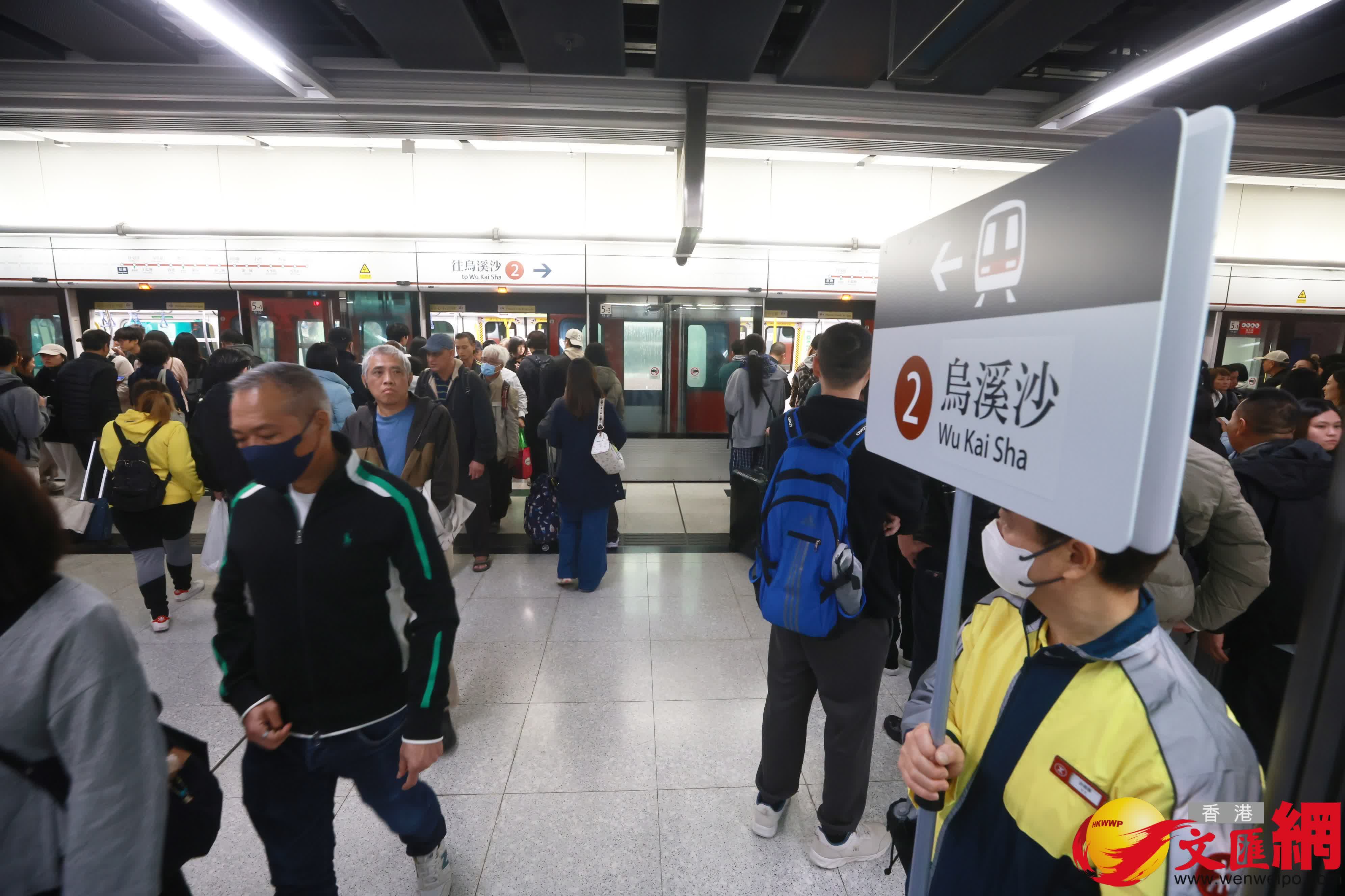 港鐵今日（1日）進行屯馬綫紅磡站至尖東站路軌改道工程，屯馬綫的乘客途經紅磡站須下車，前往對面月台轉車繼續行程。（香港文匯報記者 郭木又 攝）