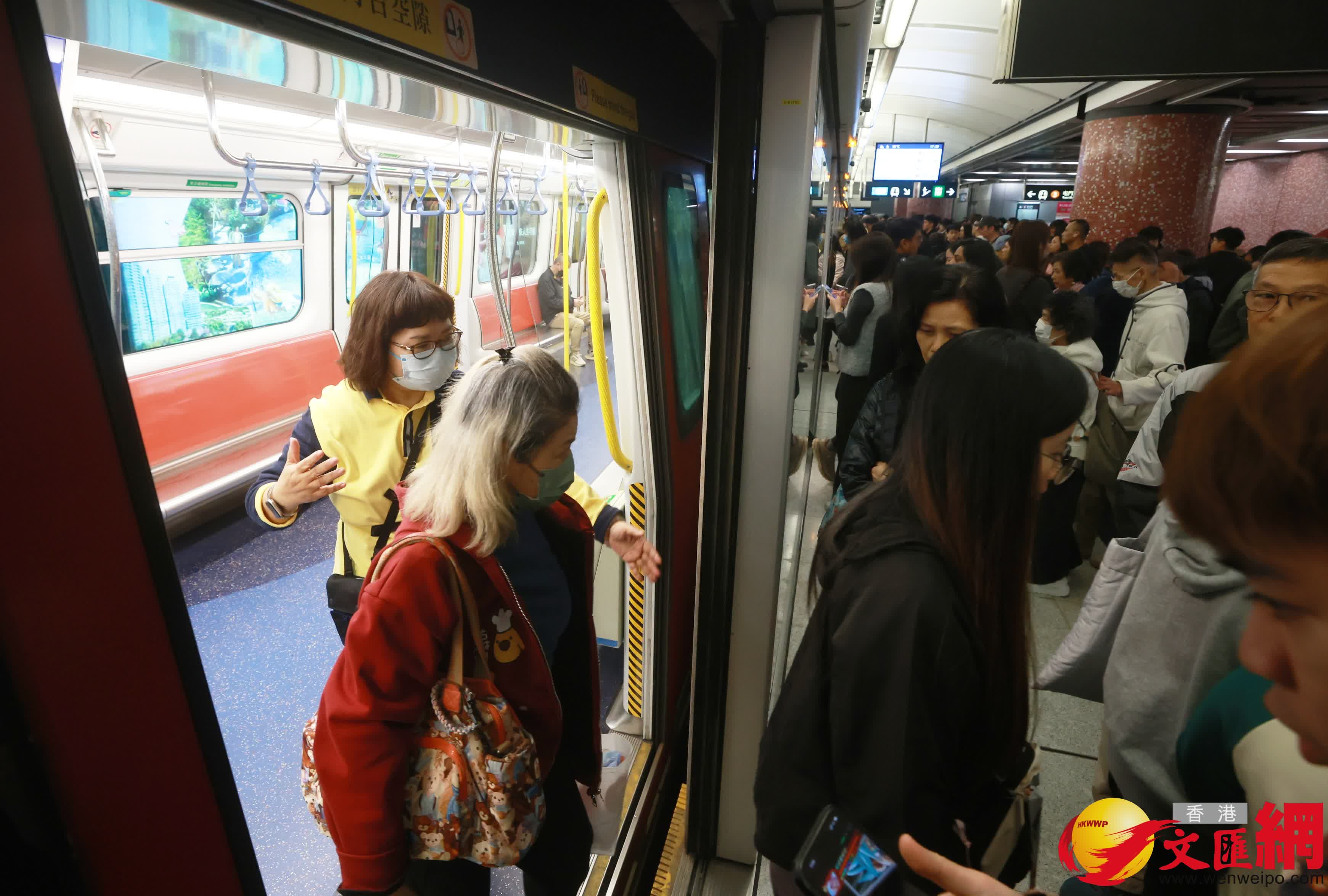 港鐵今日（1日）進行屯馬綫紅磡站至尖東站路軌改道工程，屯馬綫的乘客途經紅磡站須下車，前往對面月台轉車繼續行程。（香港文匯報記者 郭木又 攝）