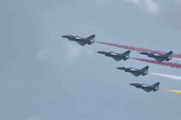 全新陣容！八一飛行表演隊完成新加坡航展檢驗性飛行